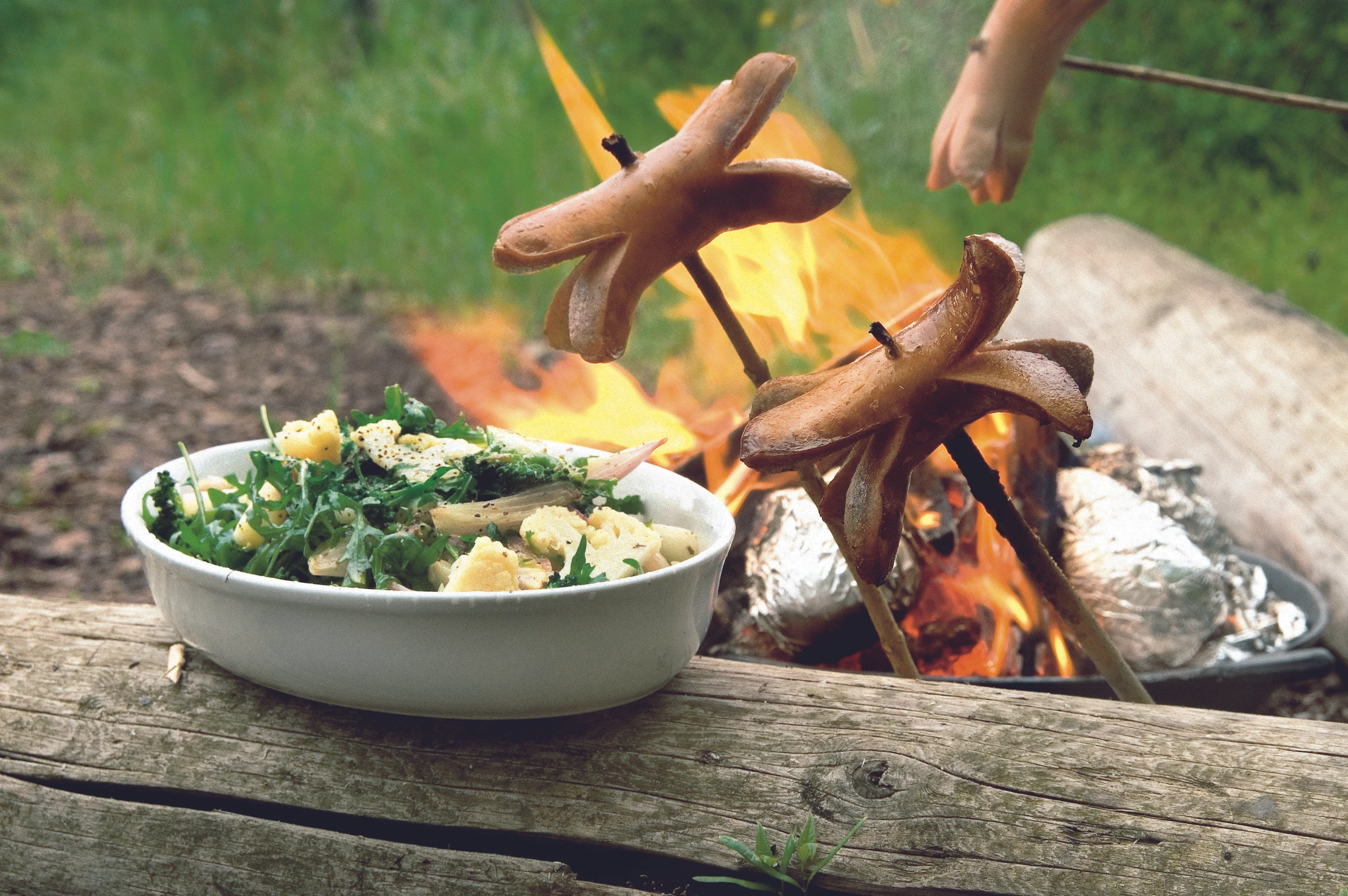 Feuer-Knacker und Schalottensalat