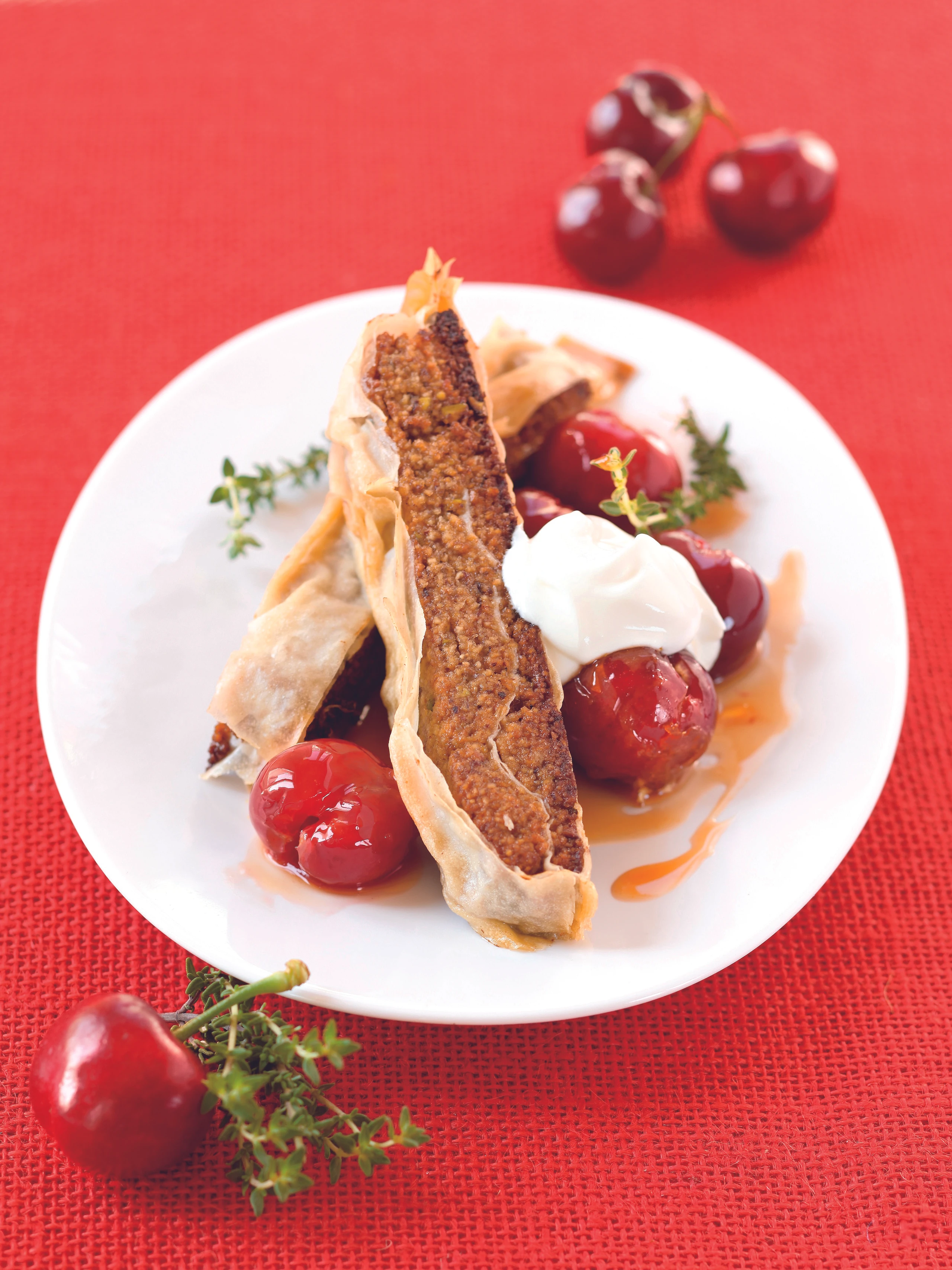 Thymian-Nuss-Schnitte mit Kirschen