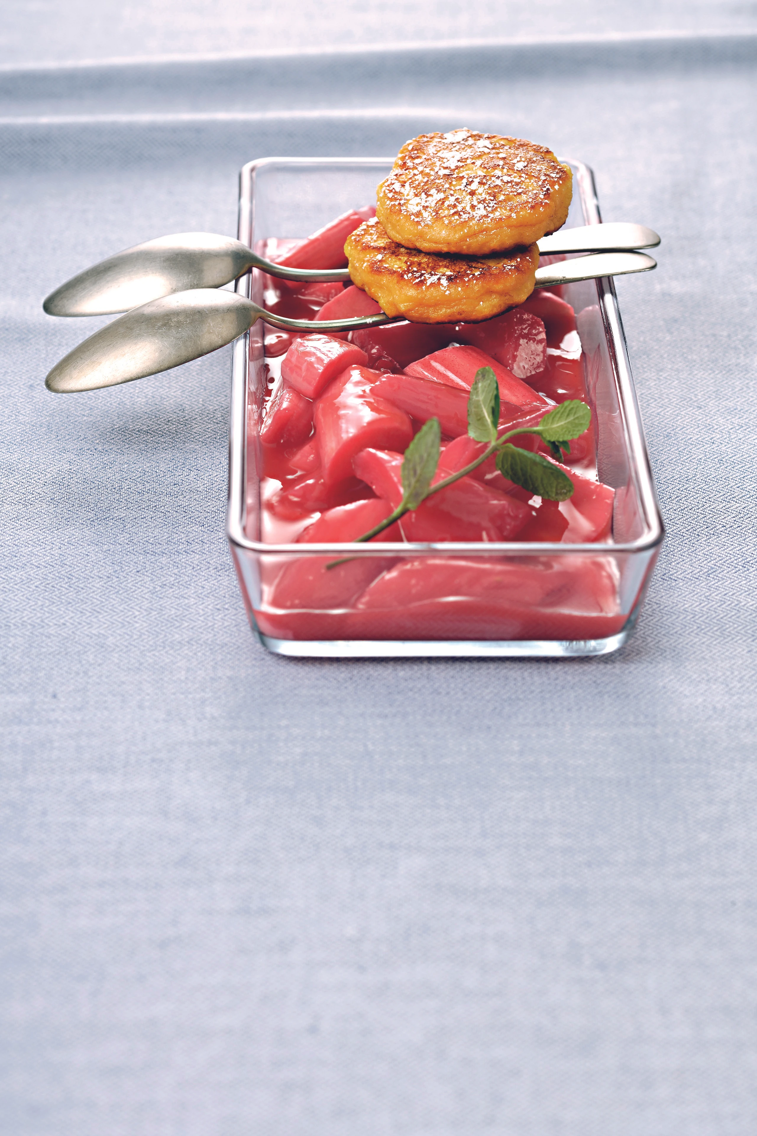 Topfenplätzchen mit Rhabarber-Ragout