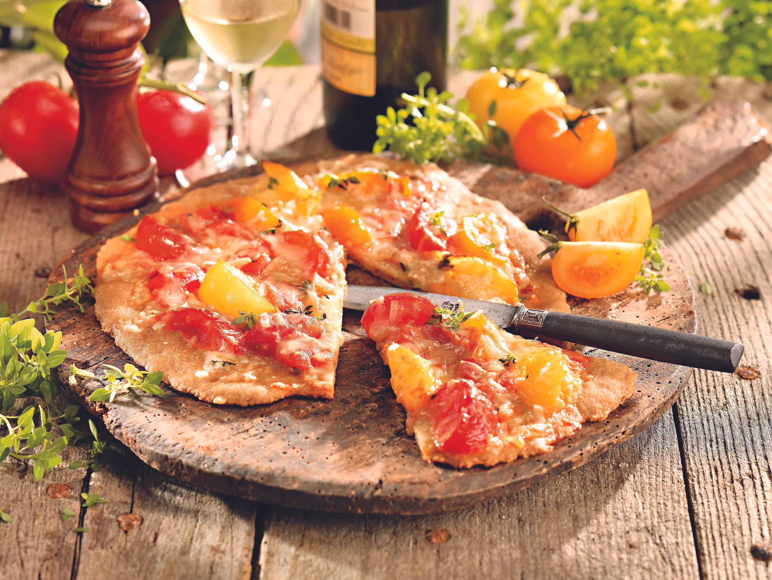 Pizzen mit bunten Paradeisern