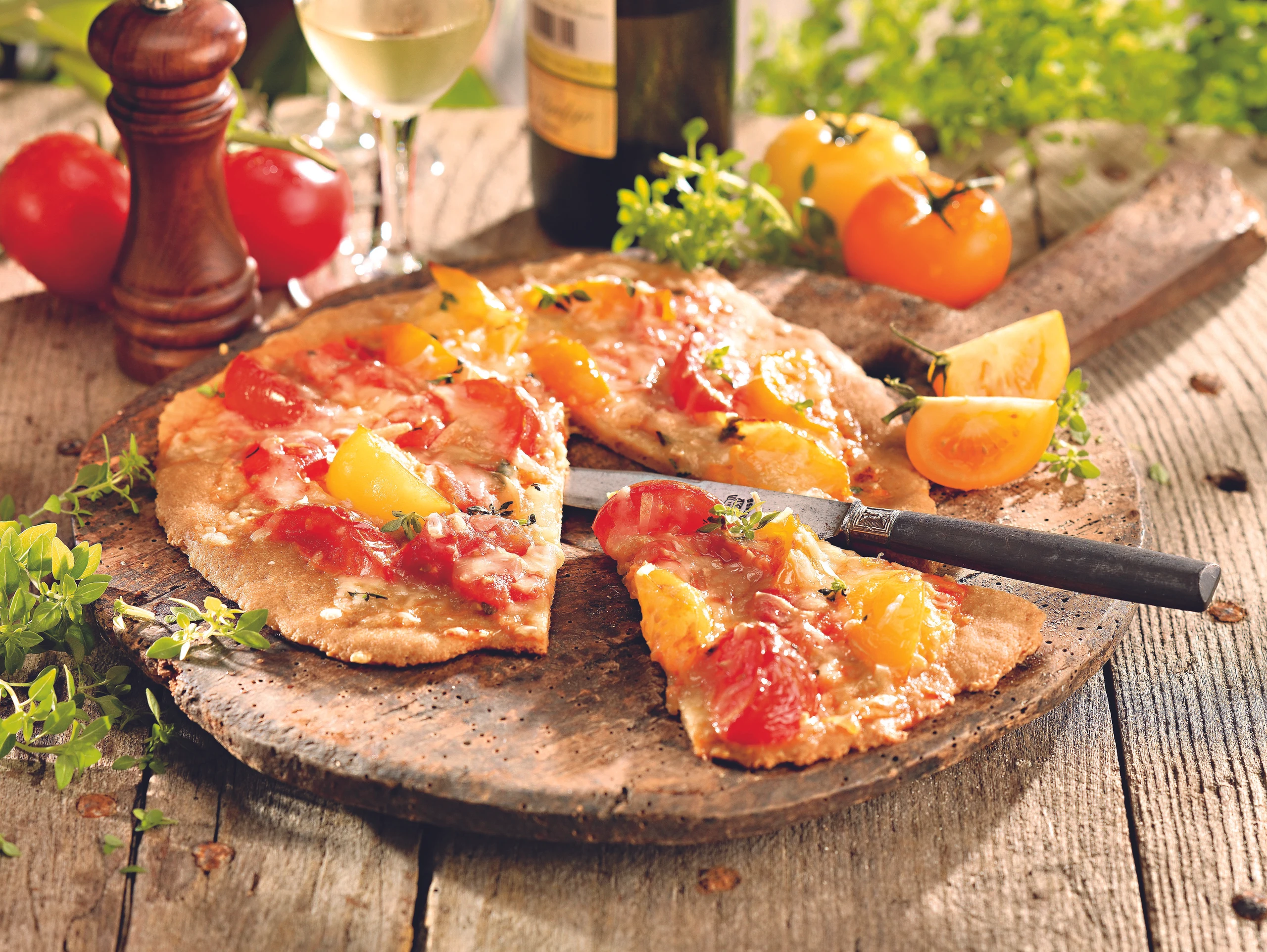 Pizzen mit bunten Paradeisern