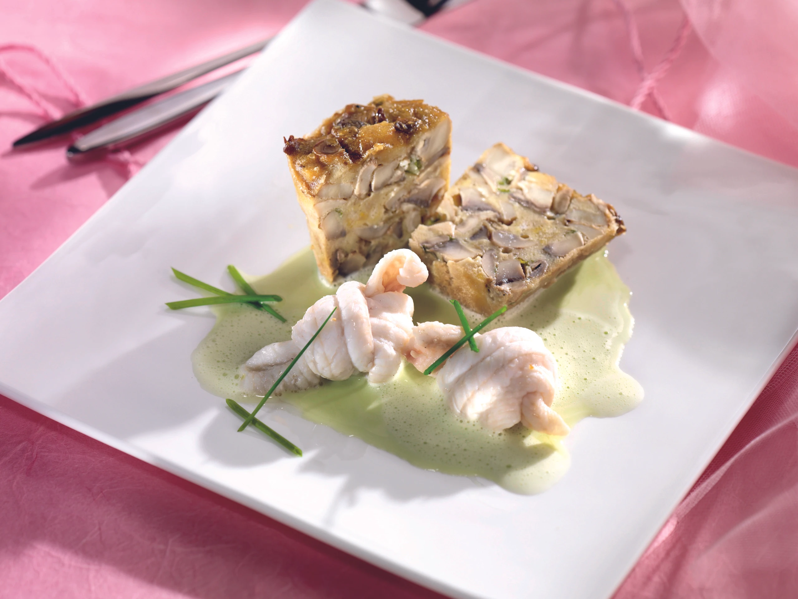 Champignon-Auflauf mit Kräutersauce und Seezunge