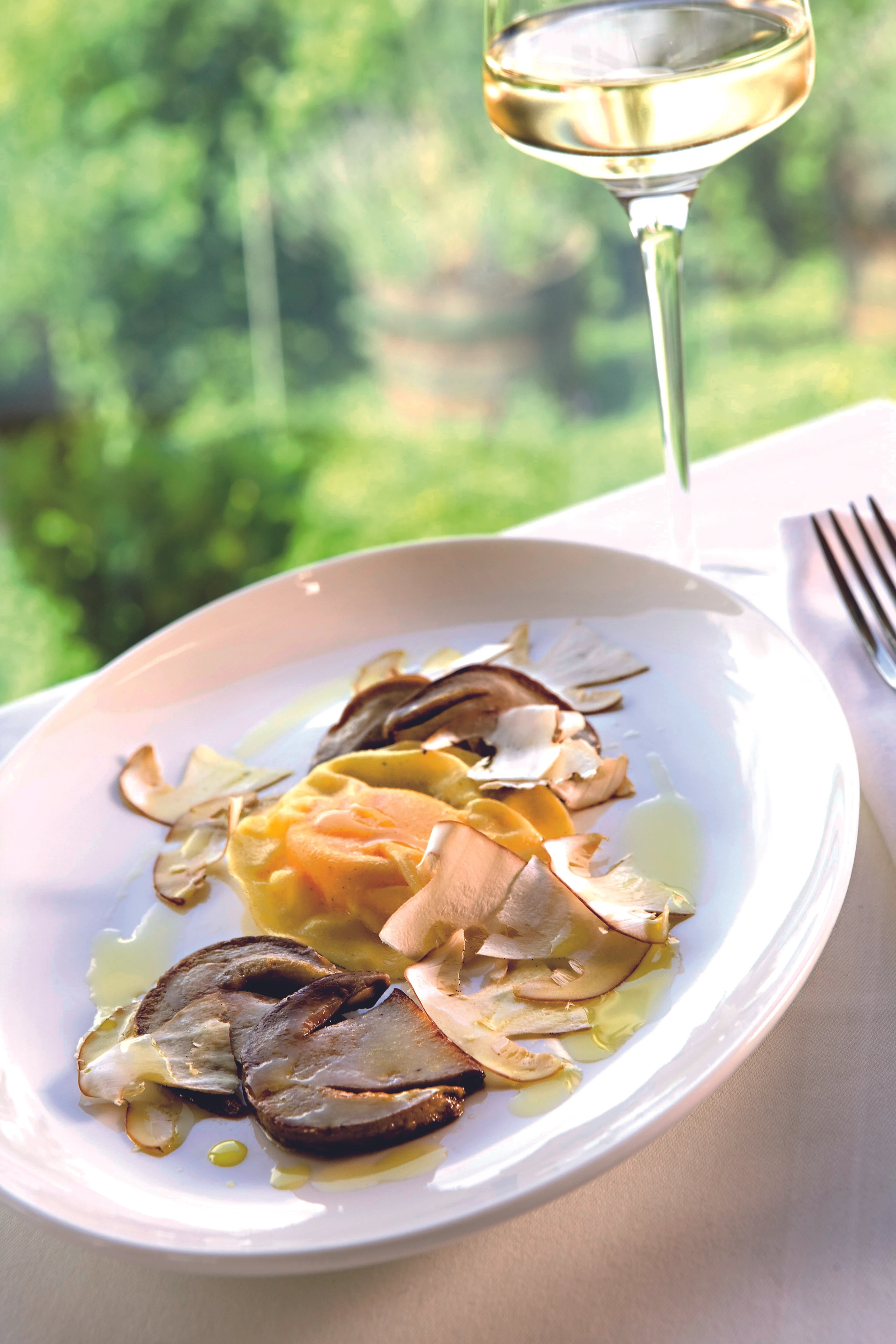 Raviolo mit Steinpilzen
