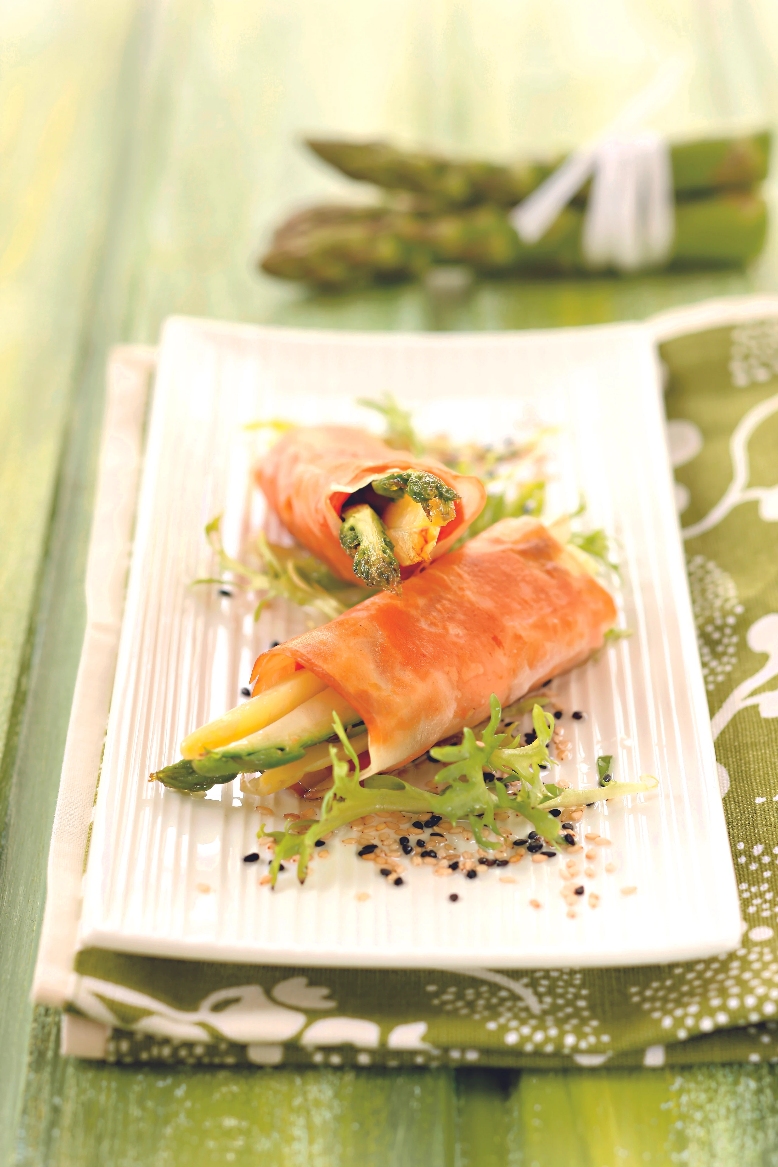 Spargel-Lachsröllchen mit Sesam-Vinaigrette
