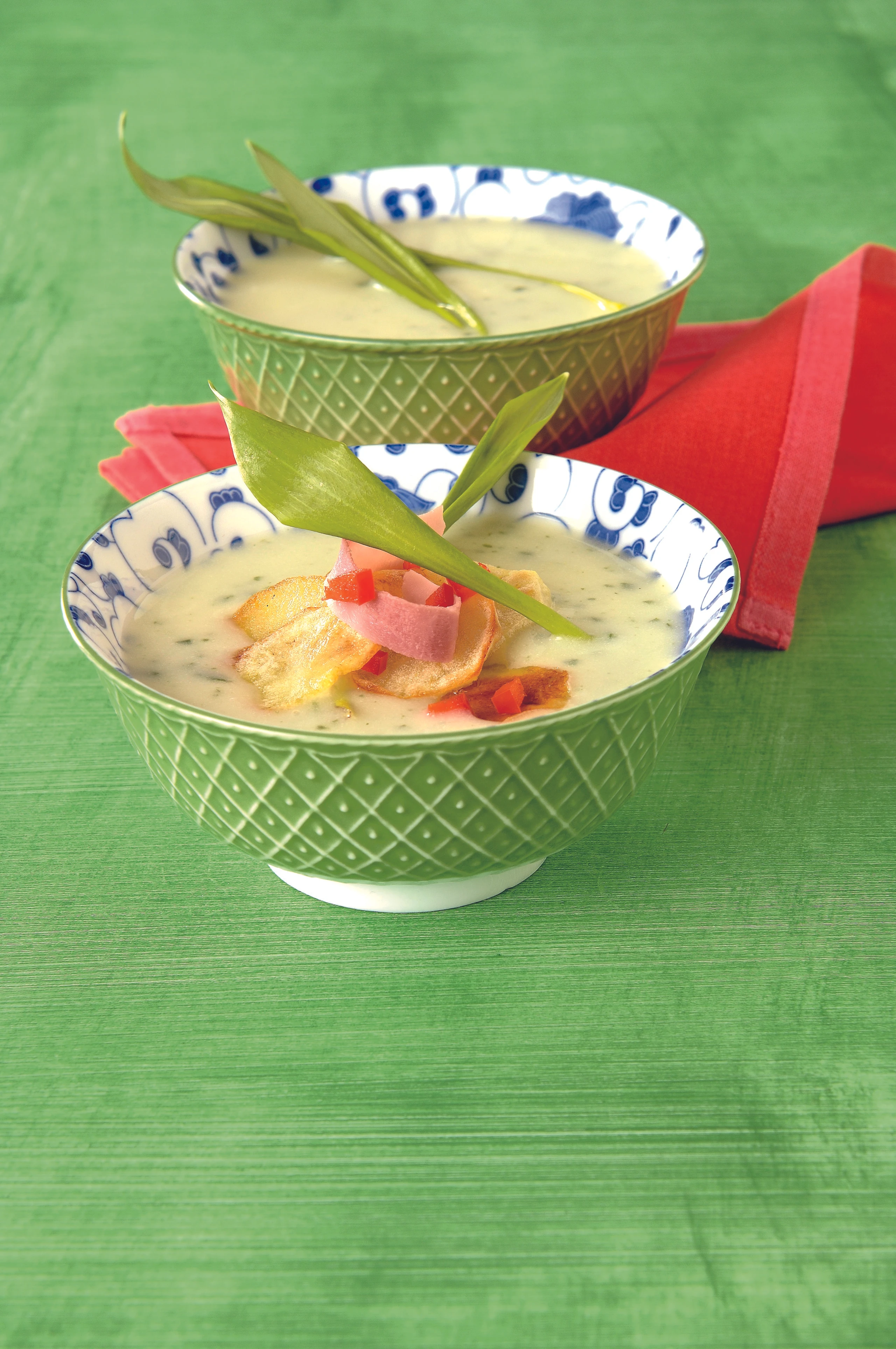 Bärlauchsuppe mit Schinken & Erdäpfelchips