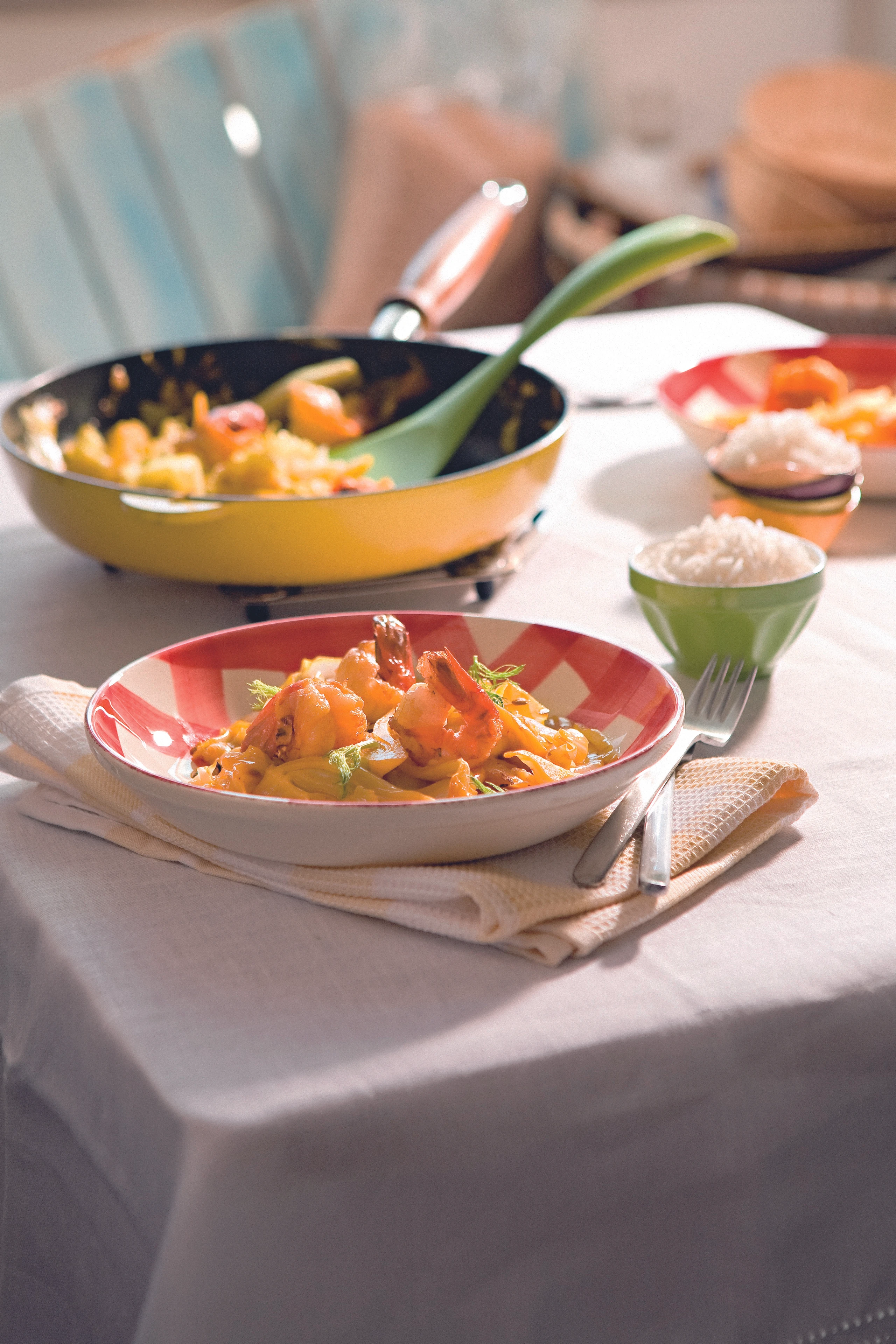Crossover-Pfanne mit Fenchel, Kraut und Garnelen