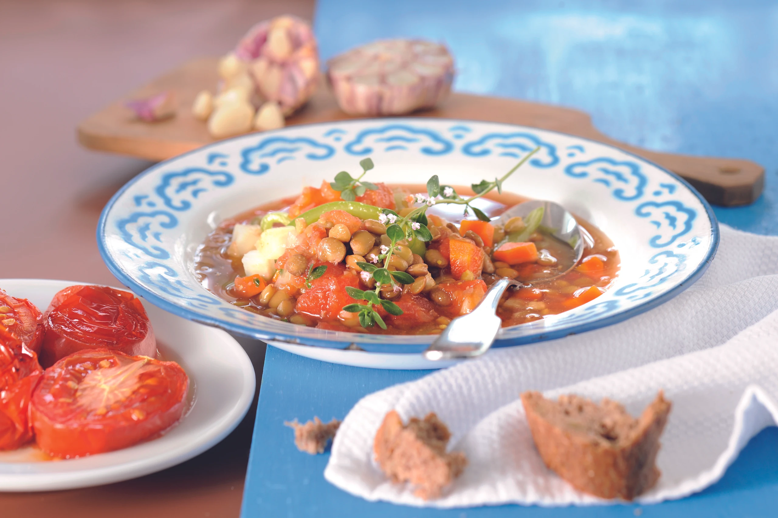 Linsensuppe mit Paradeisern und Knoblauch