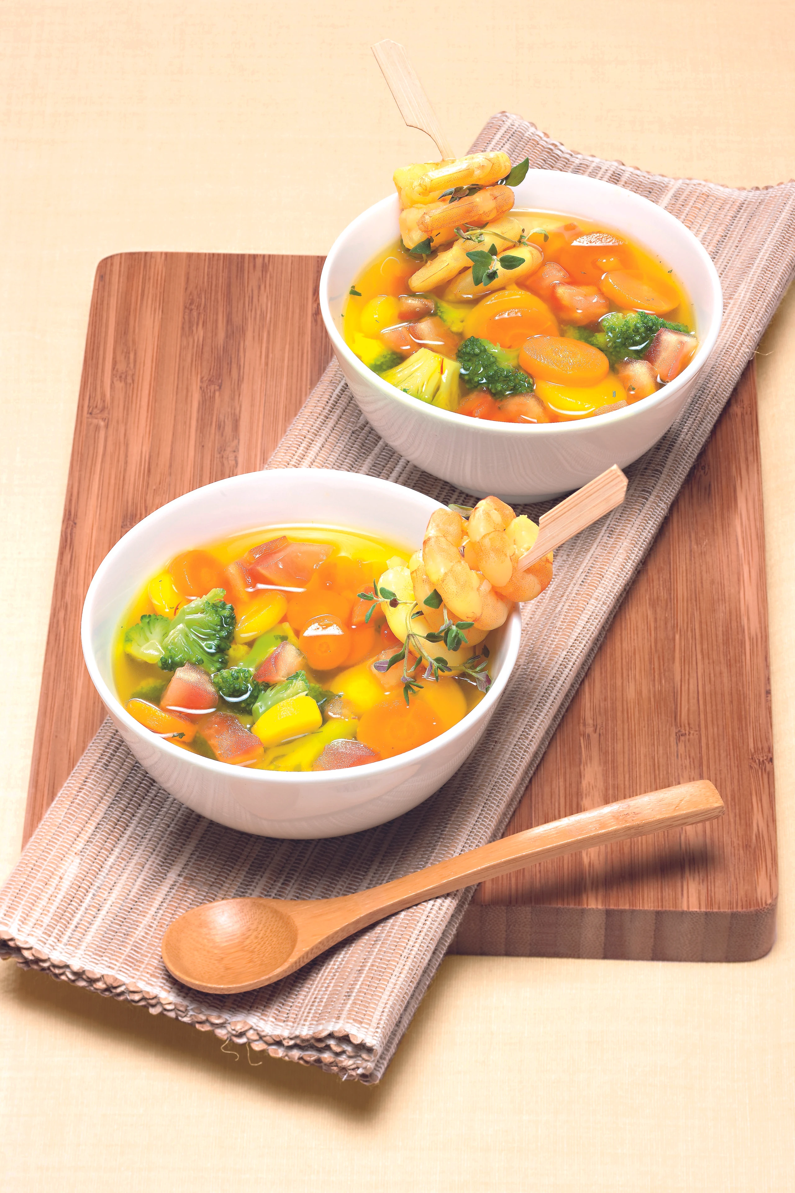 Safran-Gemüsesuppe mit Garnelenspießen