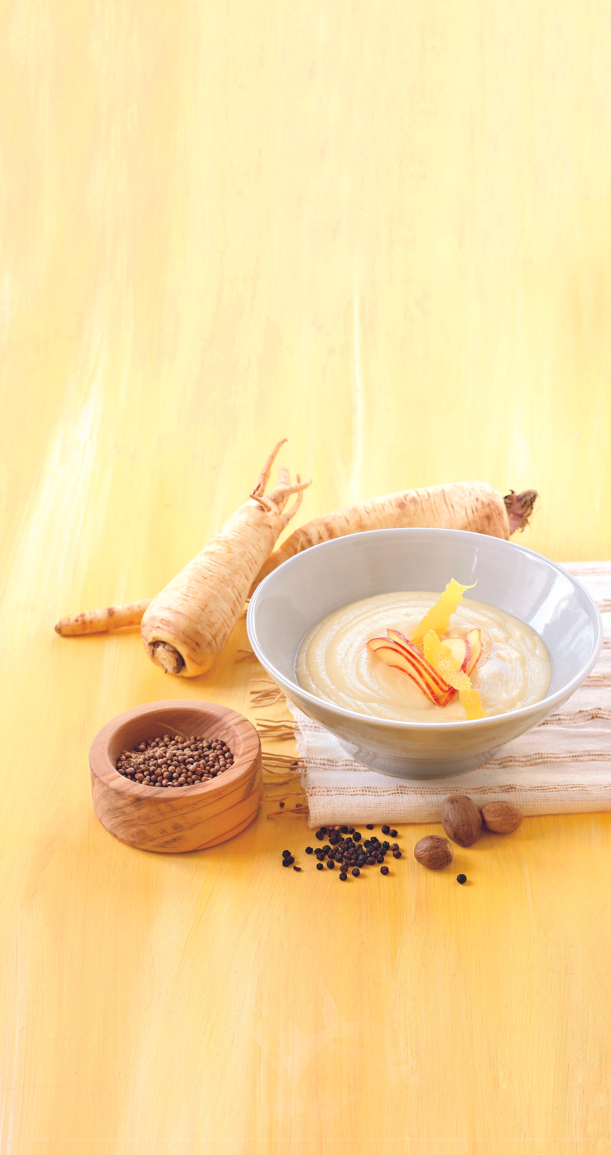 Pastinakencremesuppe mit Apfel