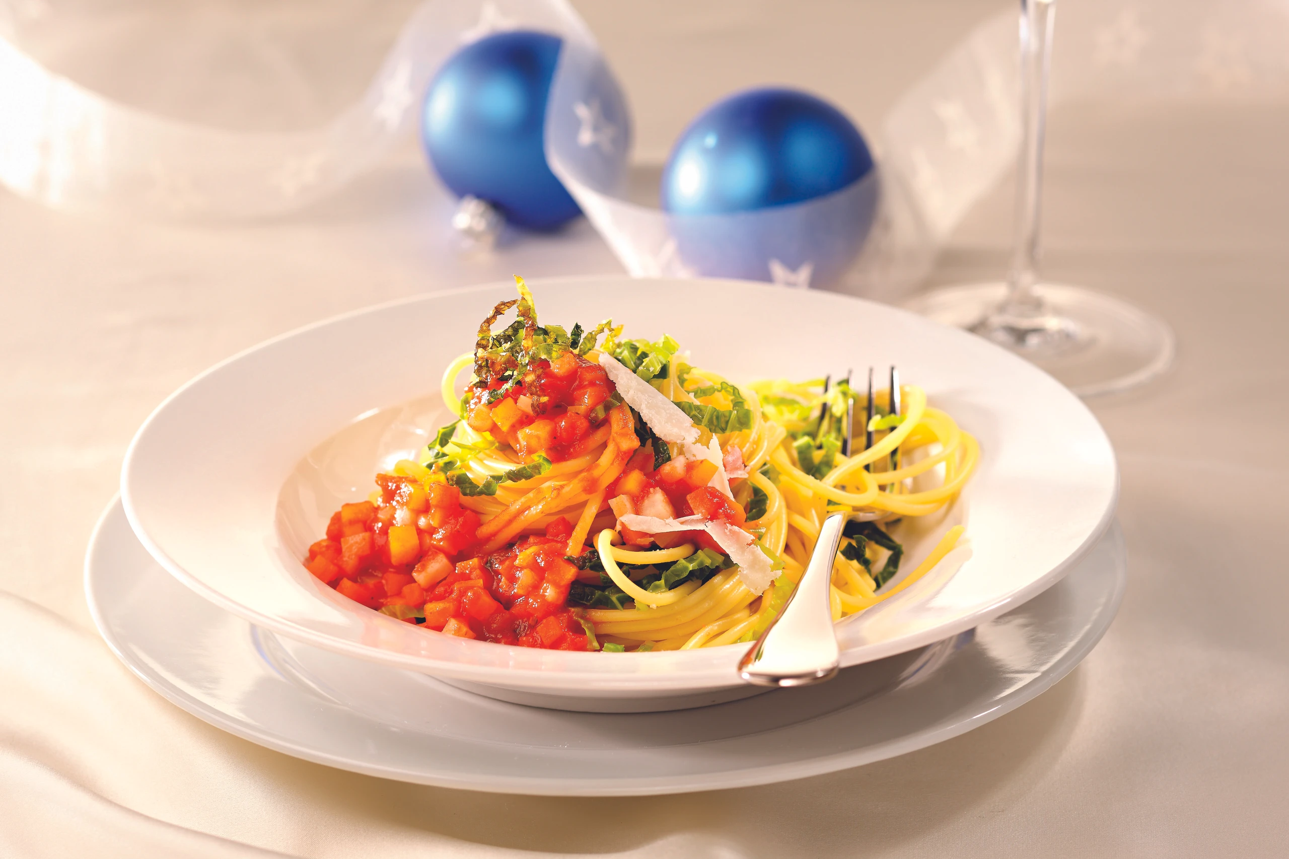 Spaghetti mit Kohl und Gemüsesauce