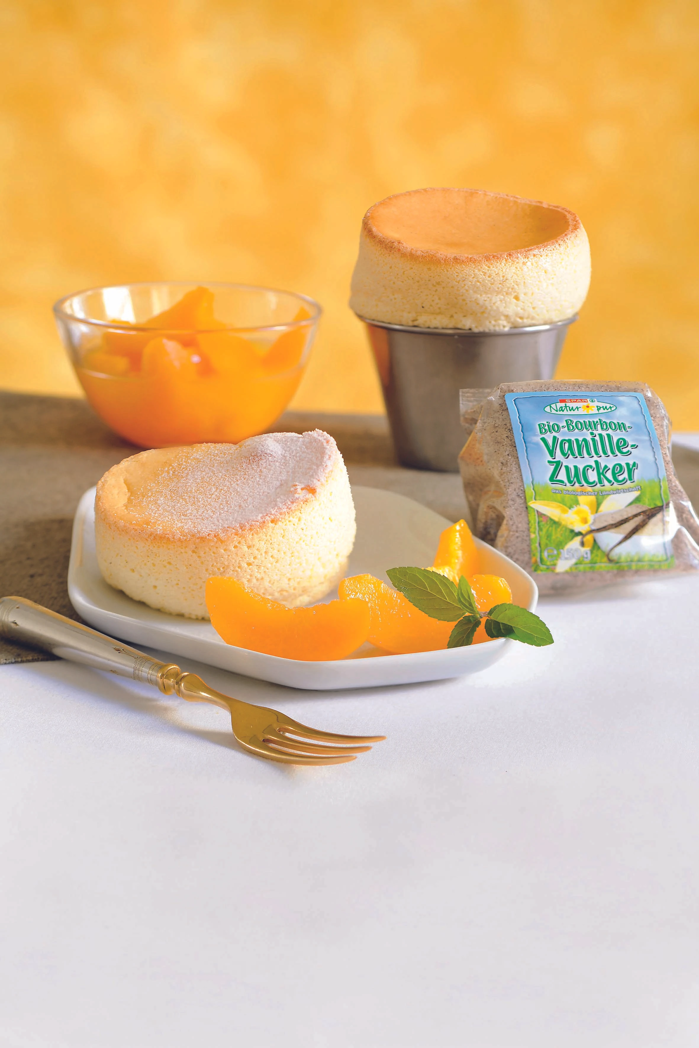 Vanillesoufflé mit Pfirsichspalten