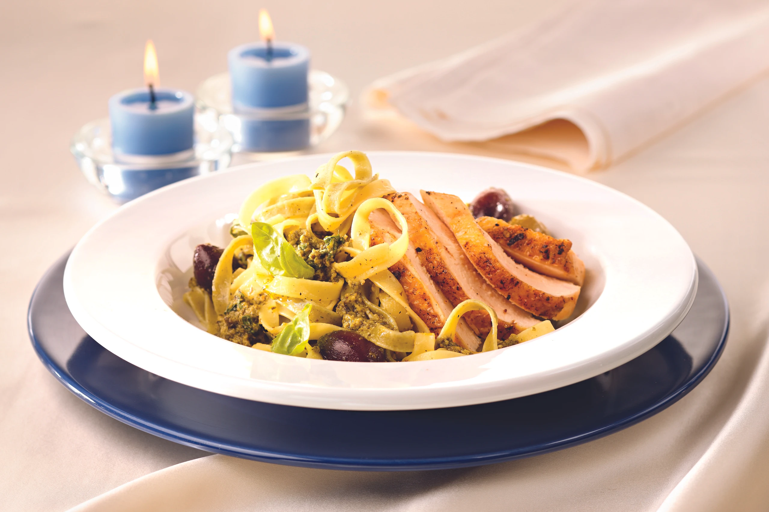 Tagliatelle mit Hühnerbrust und Oliven