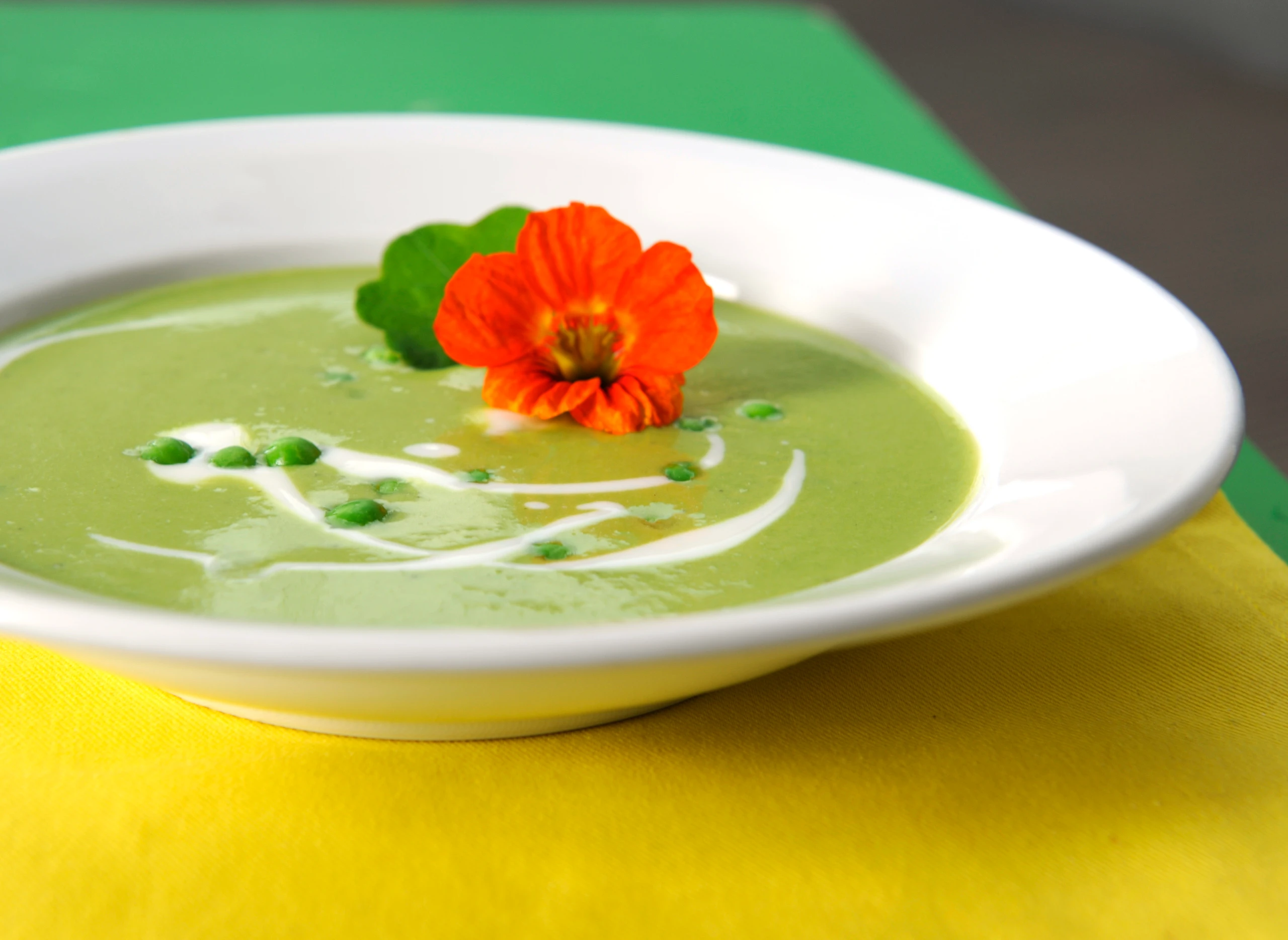 Grasgrüne Erbsensuppe