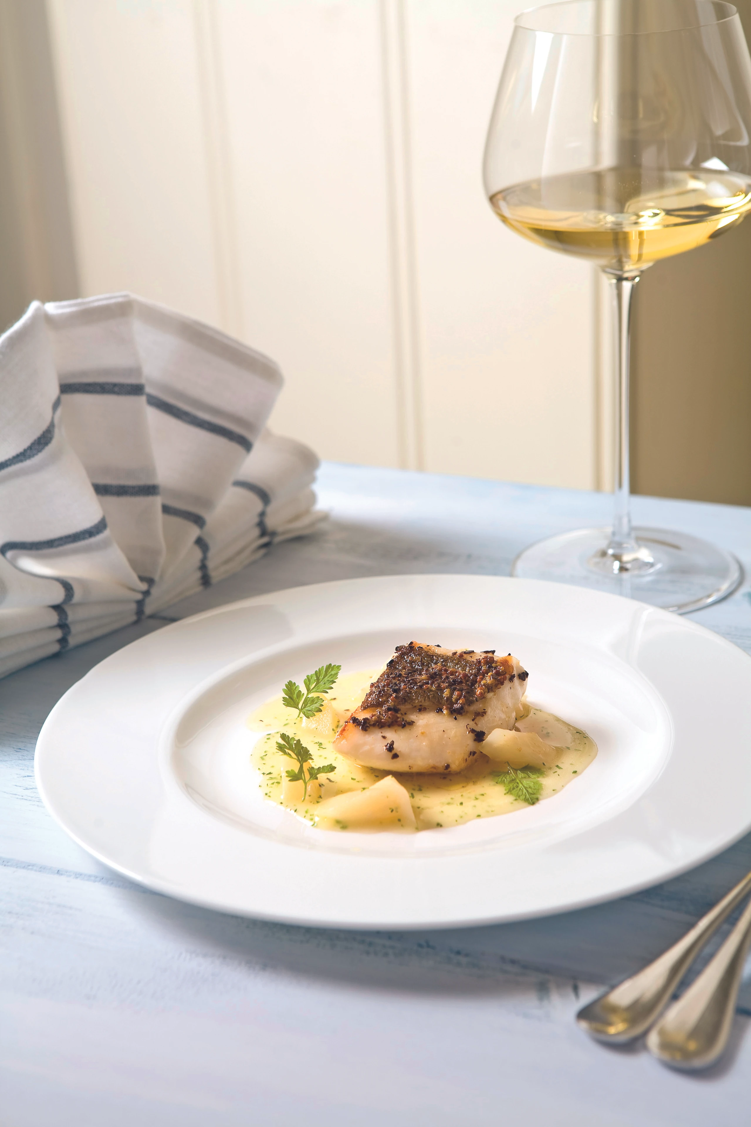 Petersfisch mit schwarzen Nüssen und Selleriesauce