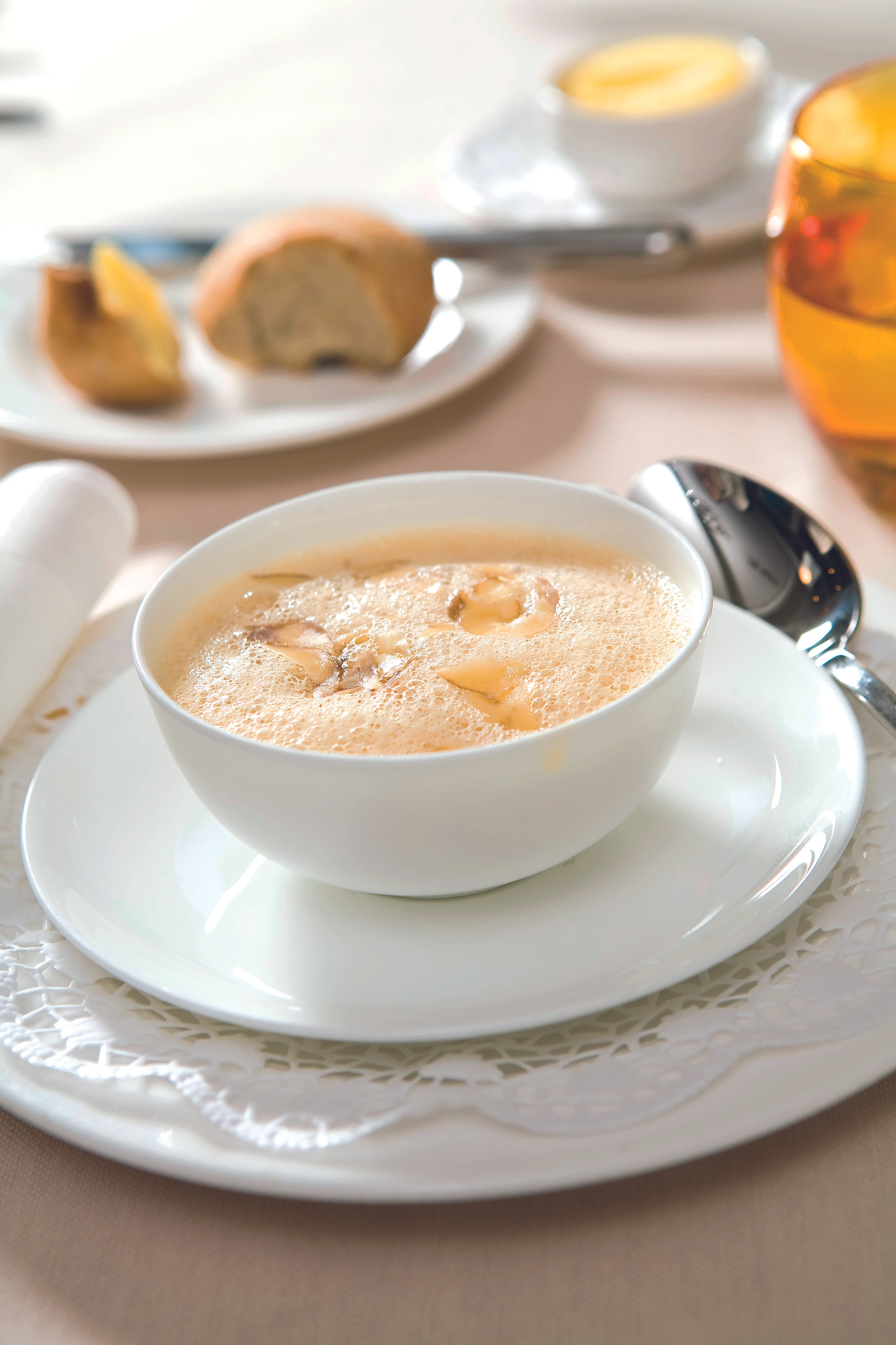 Geschäumte französische Maronisuppe