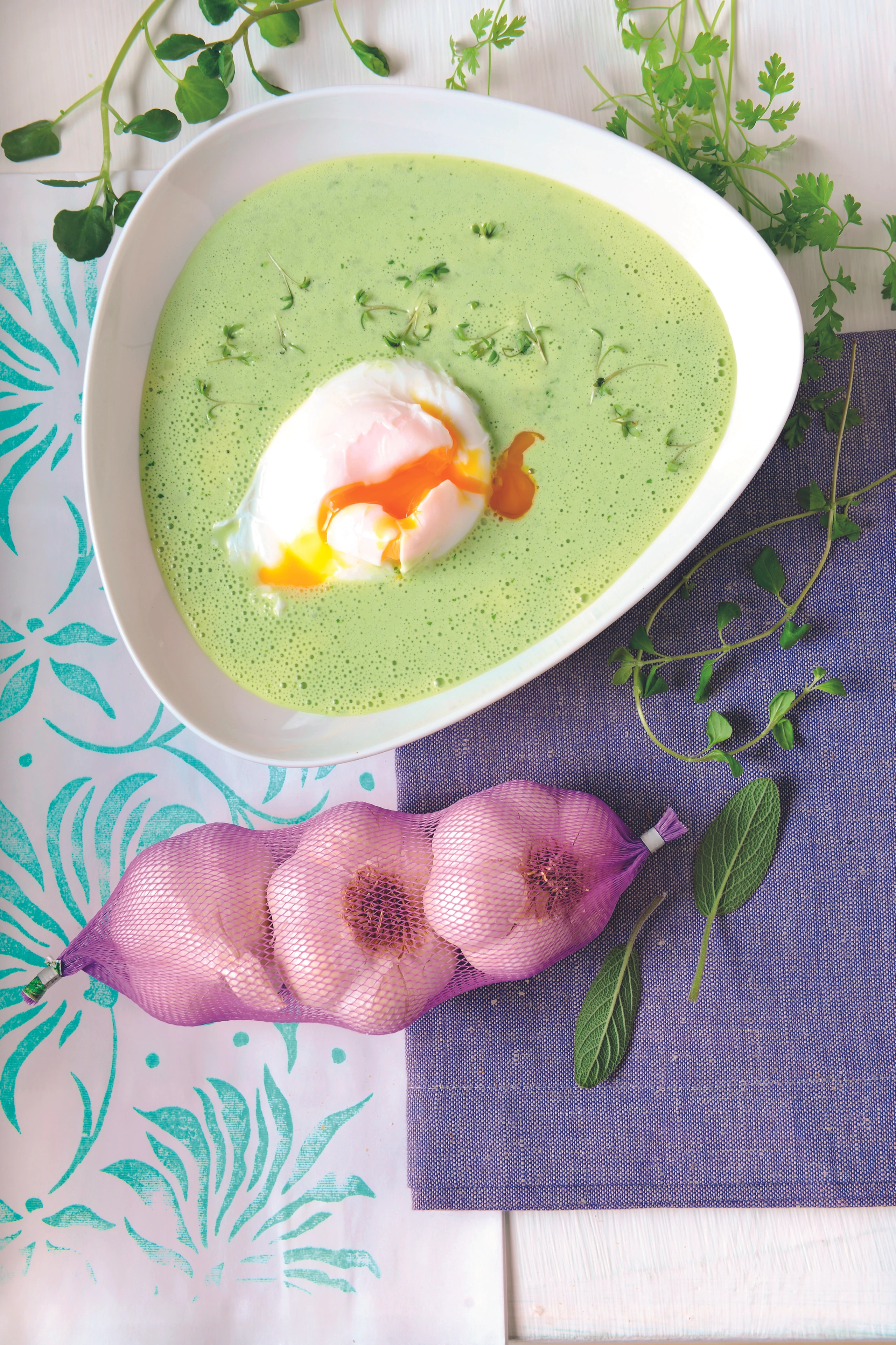 Kräutersuppe mit Ei