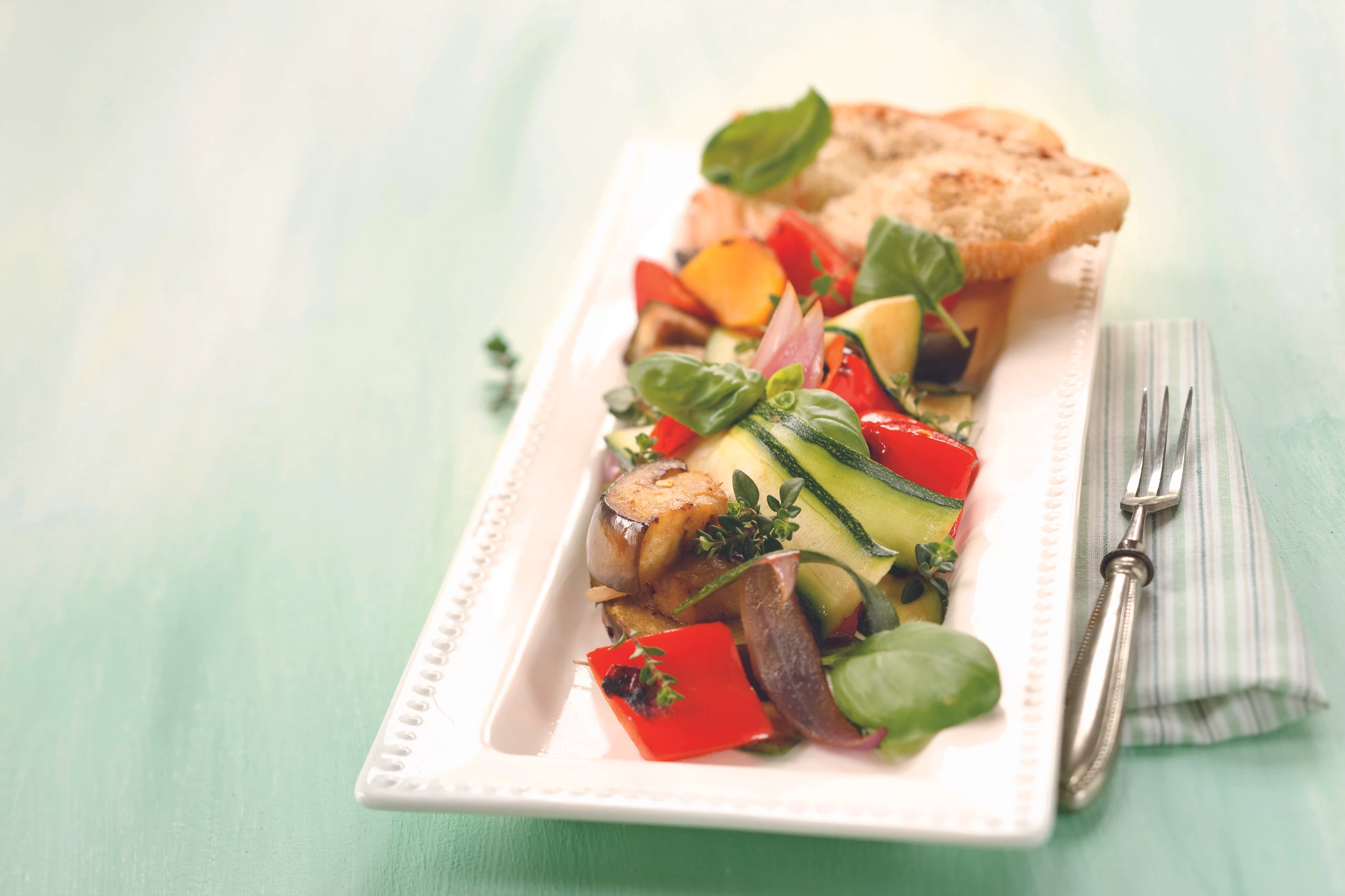 Mediterraner Gemüsesalat mit Kräutern