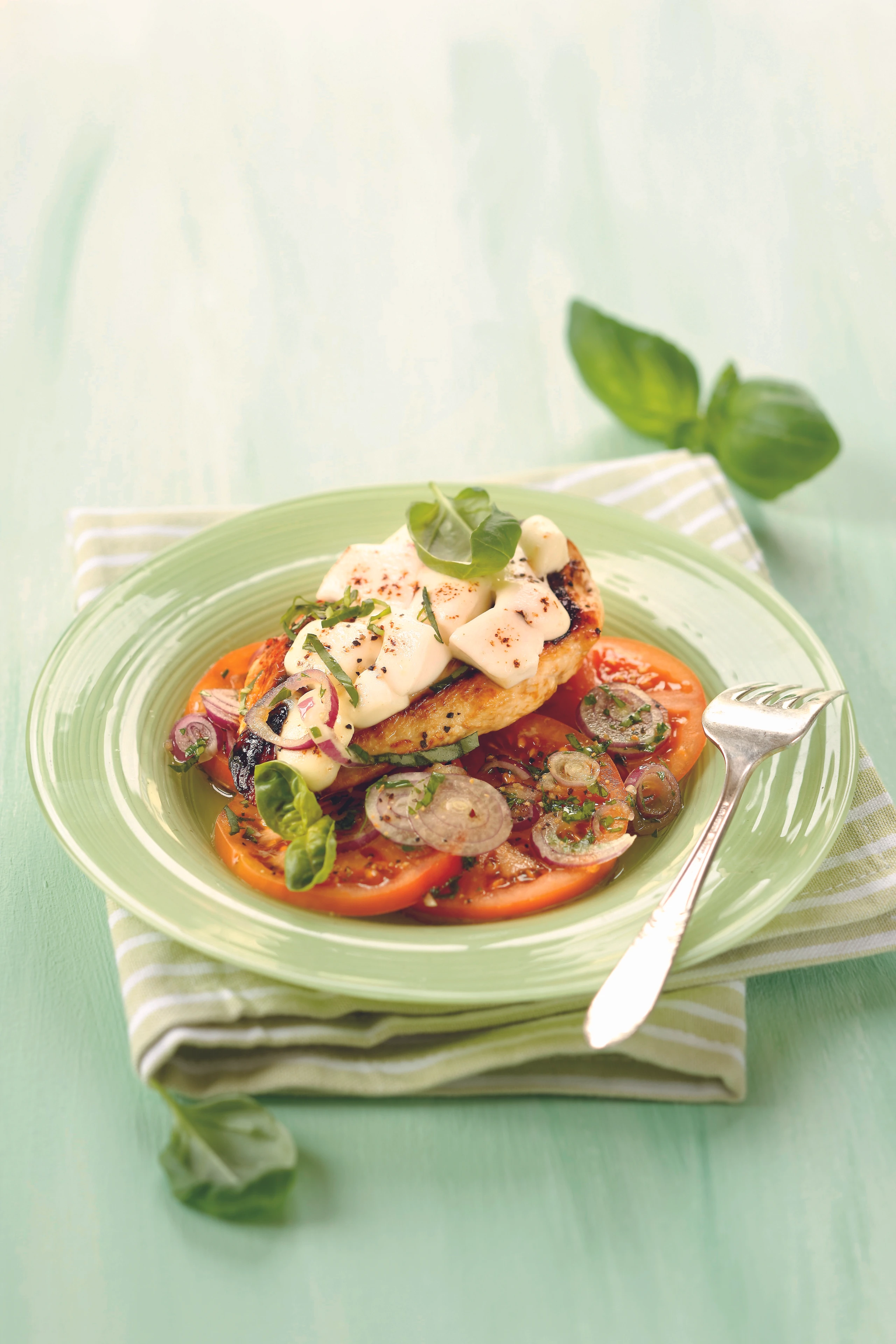 Hühnerfilet mit Mozzarella auf Paradeissalat