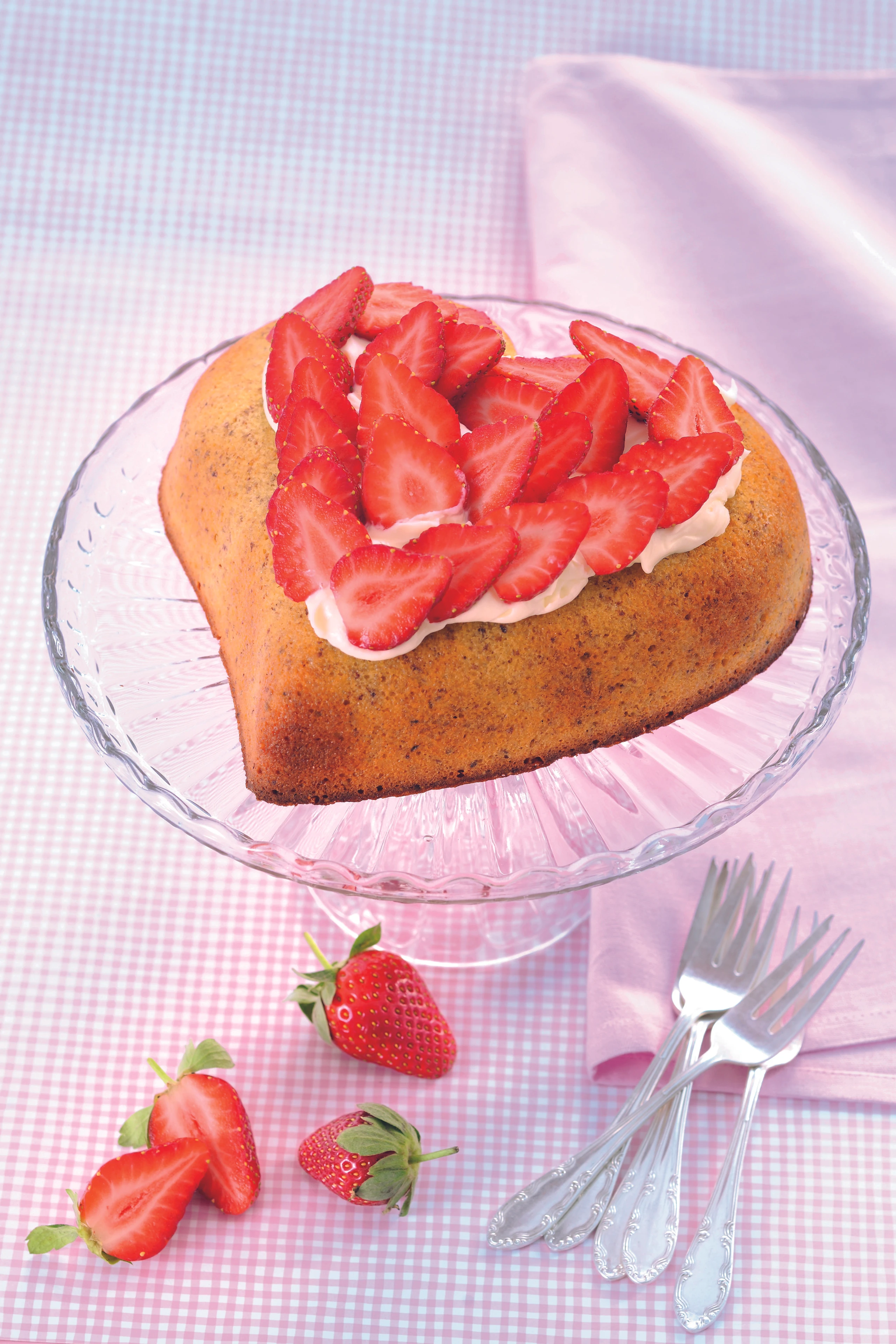 Topfen-Nuss-Herz mit Erdbeeren