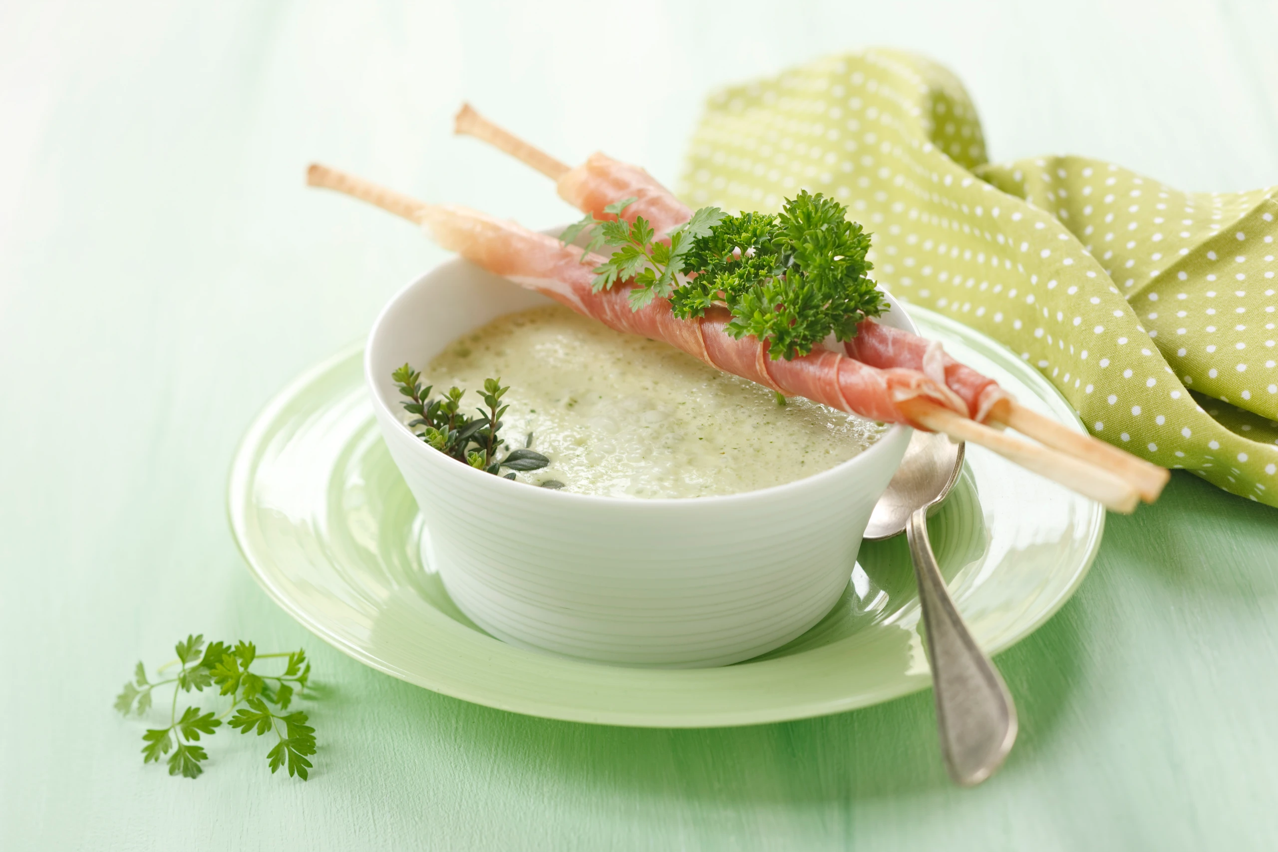 Schnelle Kräutersuppe mit Rohschinken-Grissini