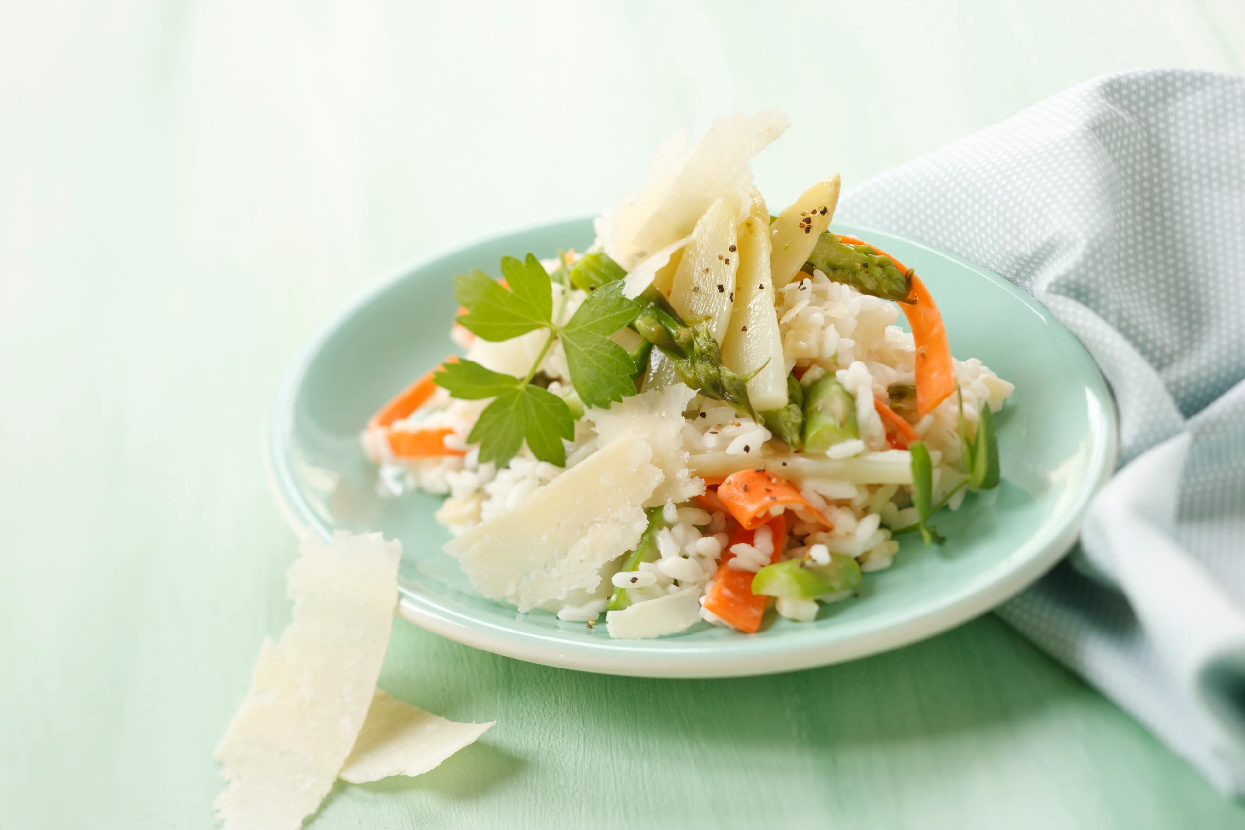 Spargelrisotto mit Karottenstreifen