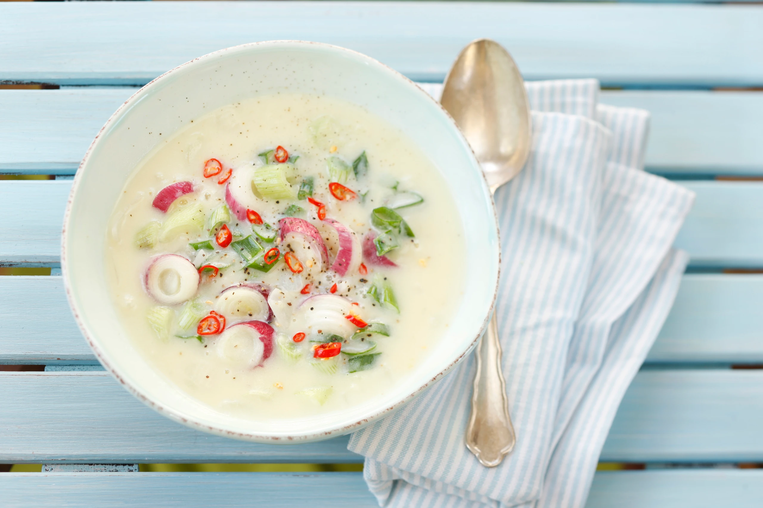 Kräuter-Zwiebelsuppe mit Chili