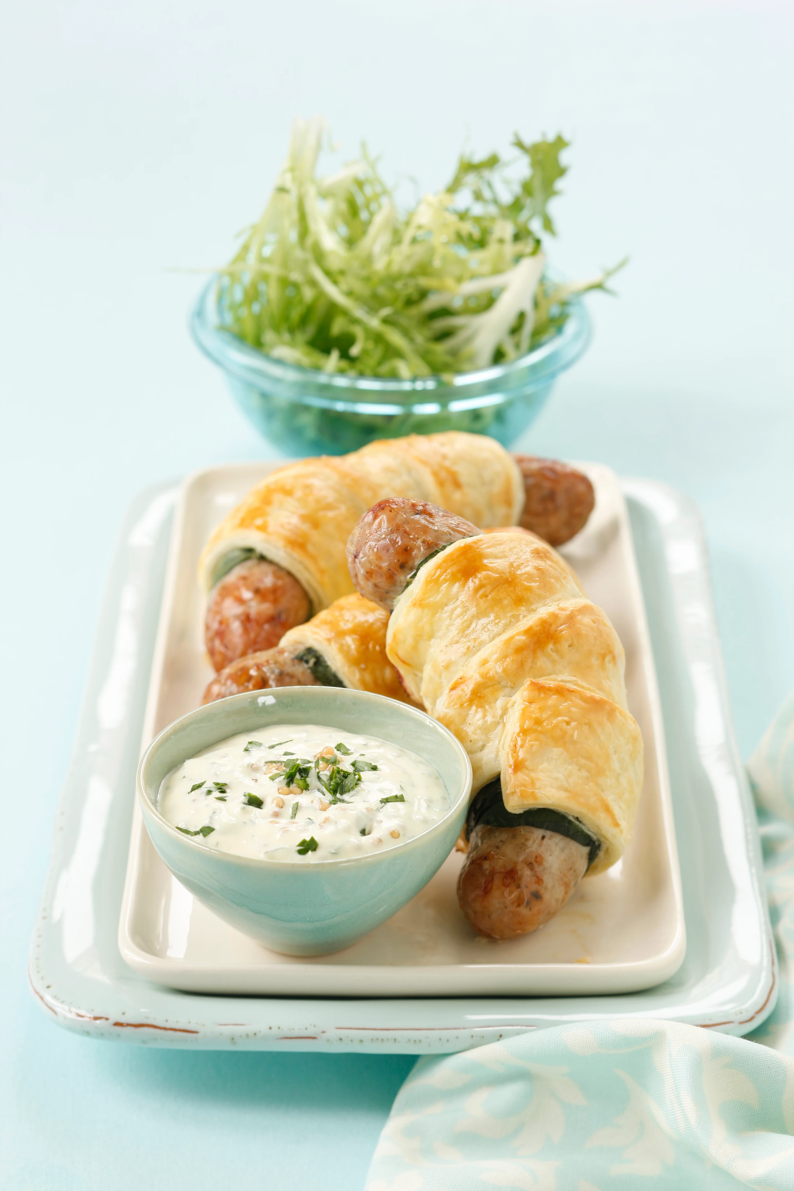 Bratwurst im Blätterteig mit Senfsauce