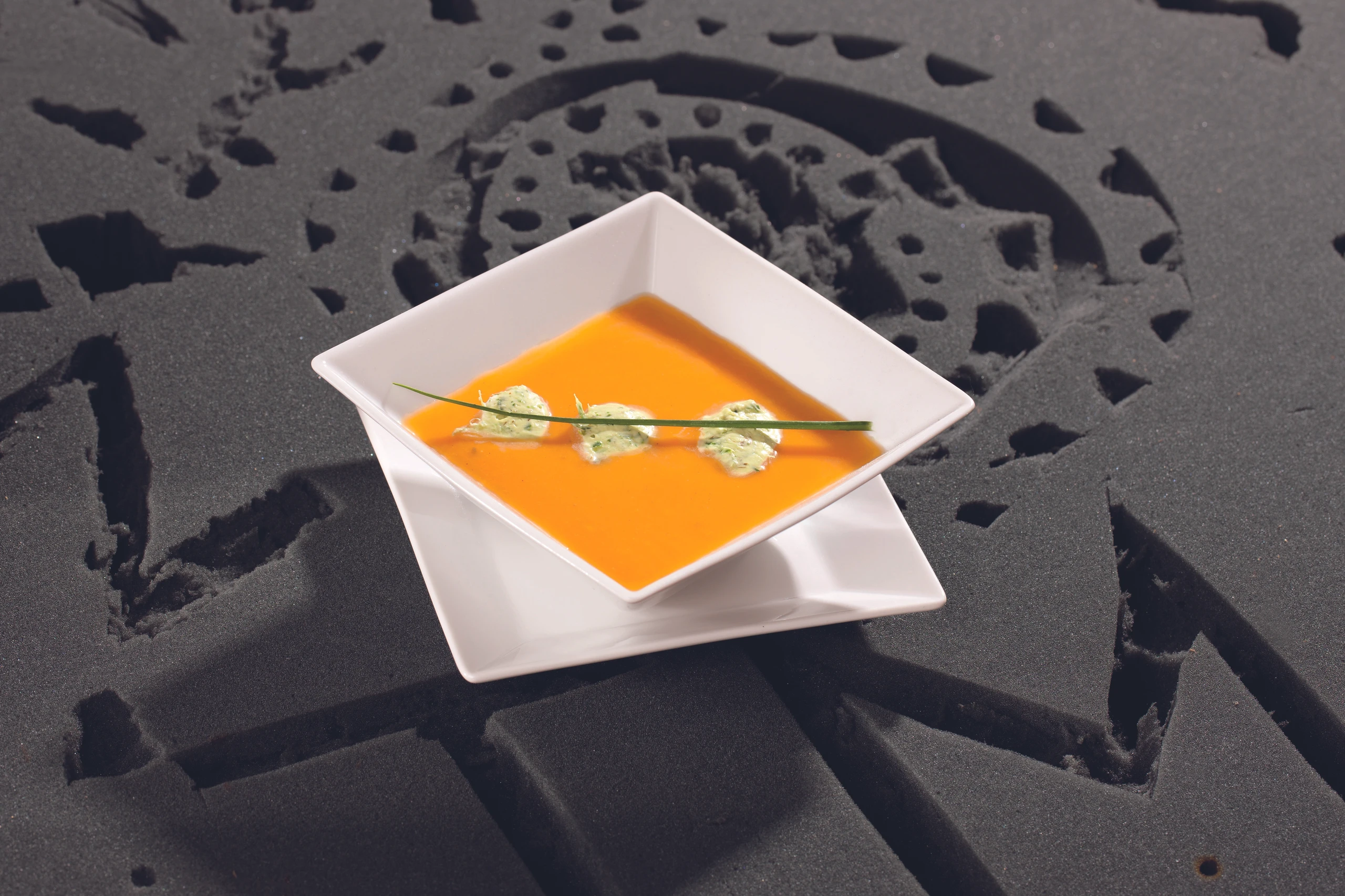 Süßerdäpfel-Karottensuppe mit Koriandernockerln