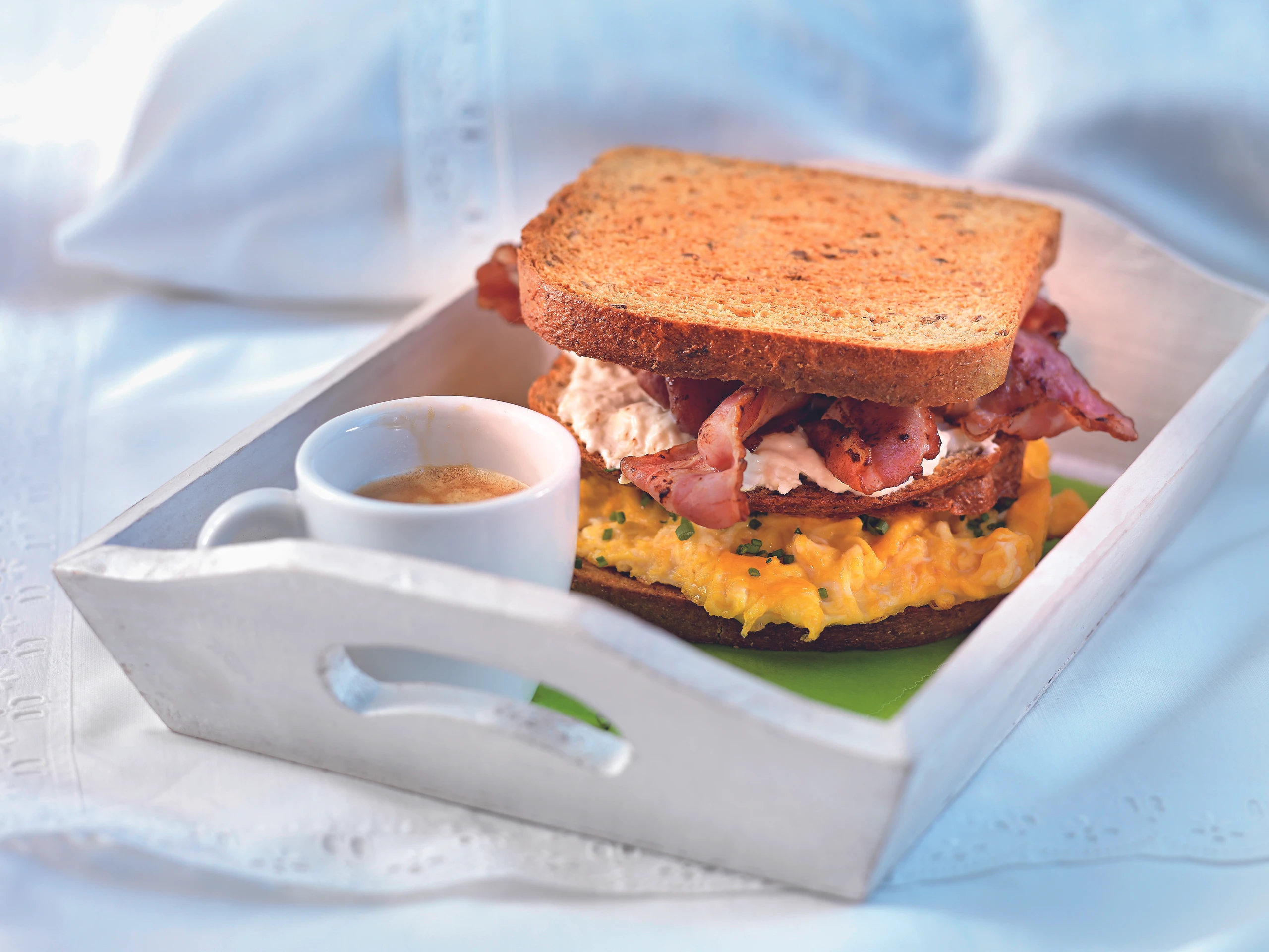 Ham & Egg Burger mit Krenrahm