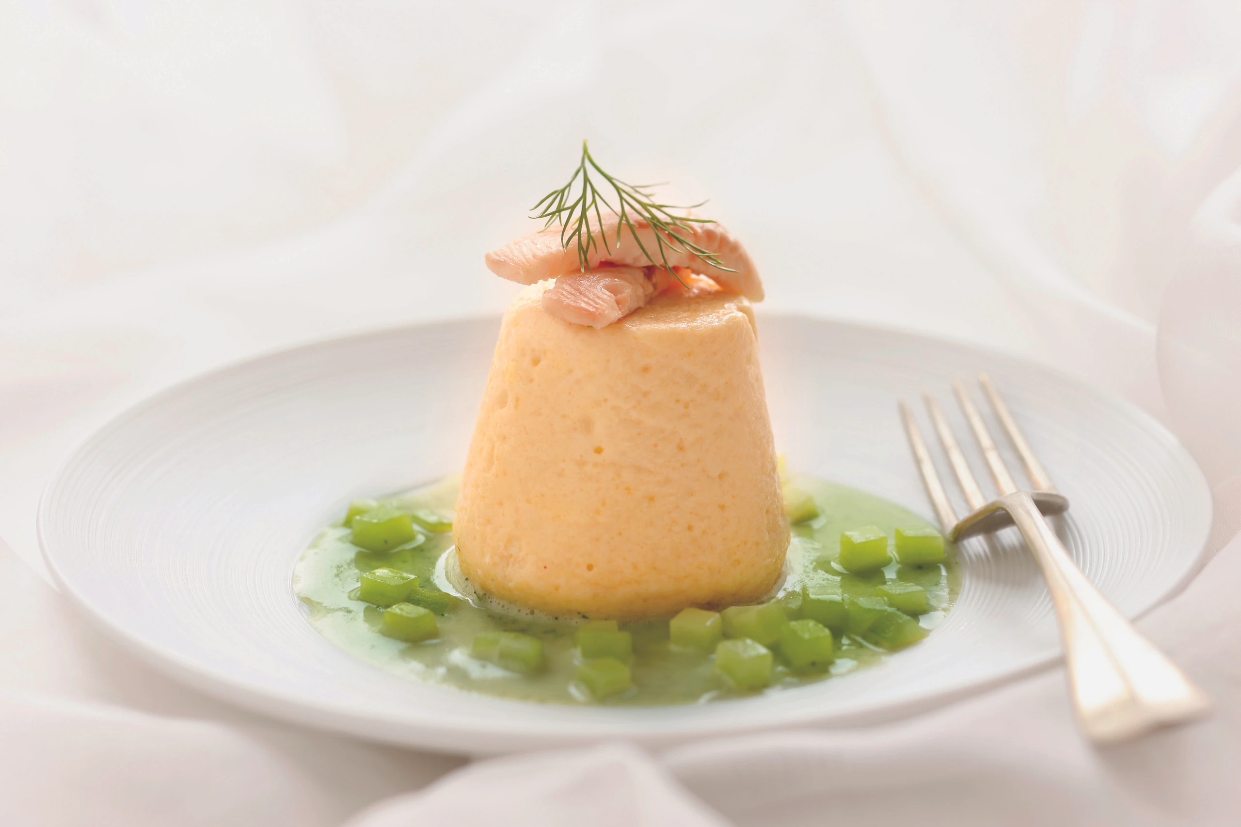 Räucherforellenflan mit Gurkensauce