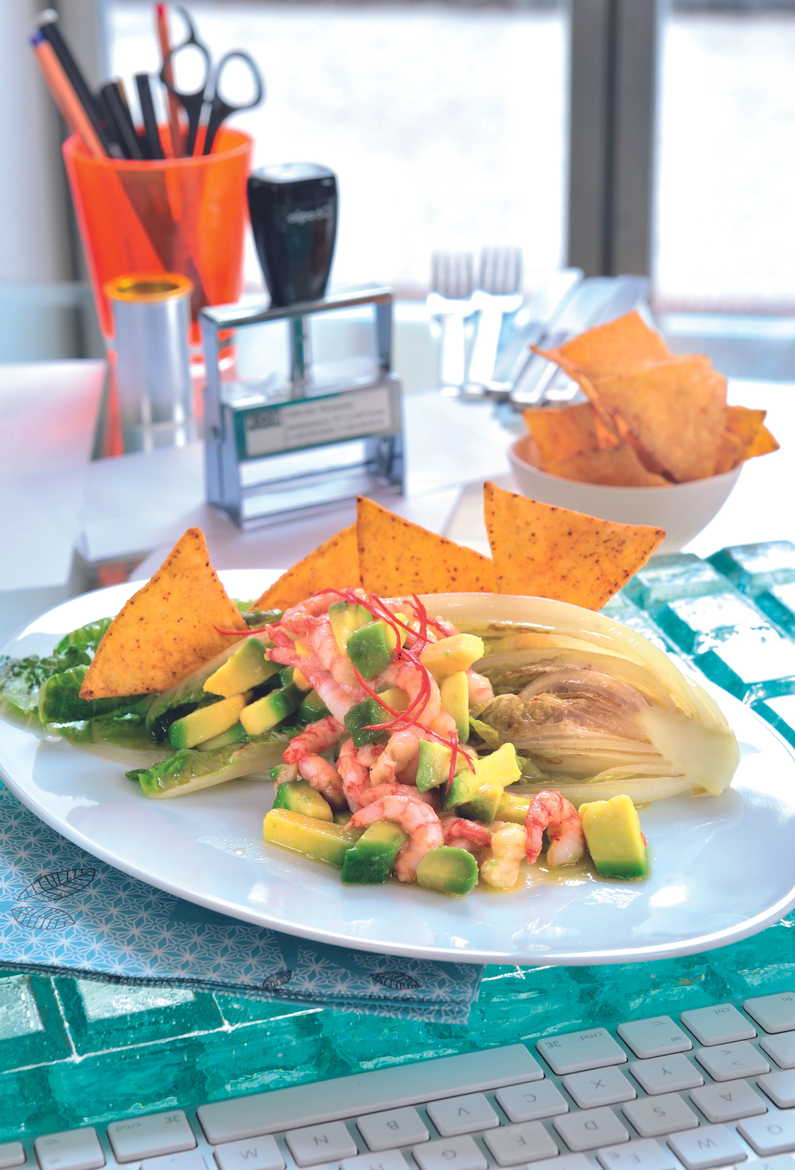 Gebratener Kochsalat mit Shrimps & Tortillachips