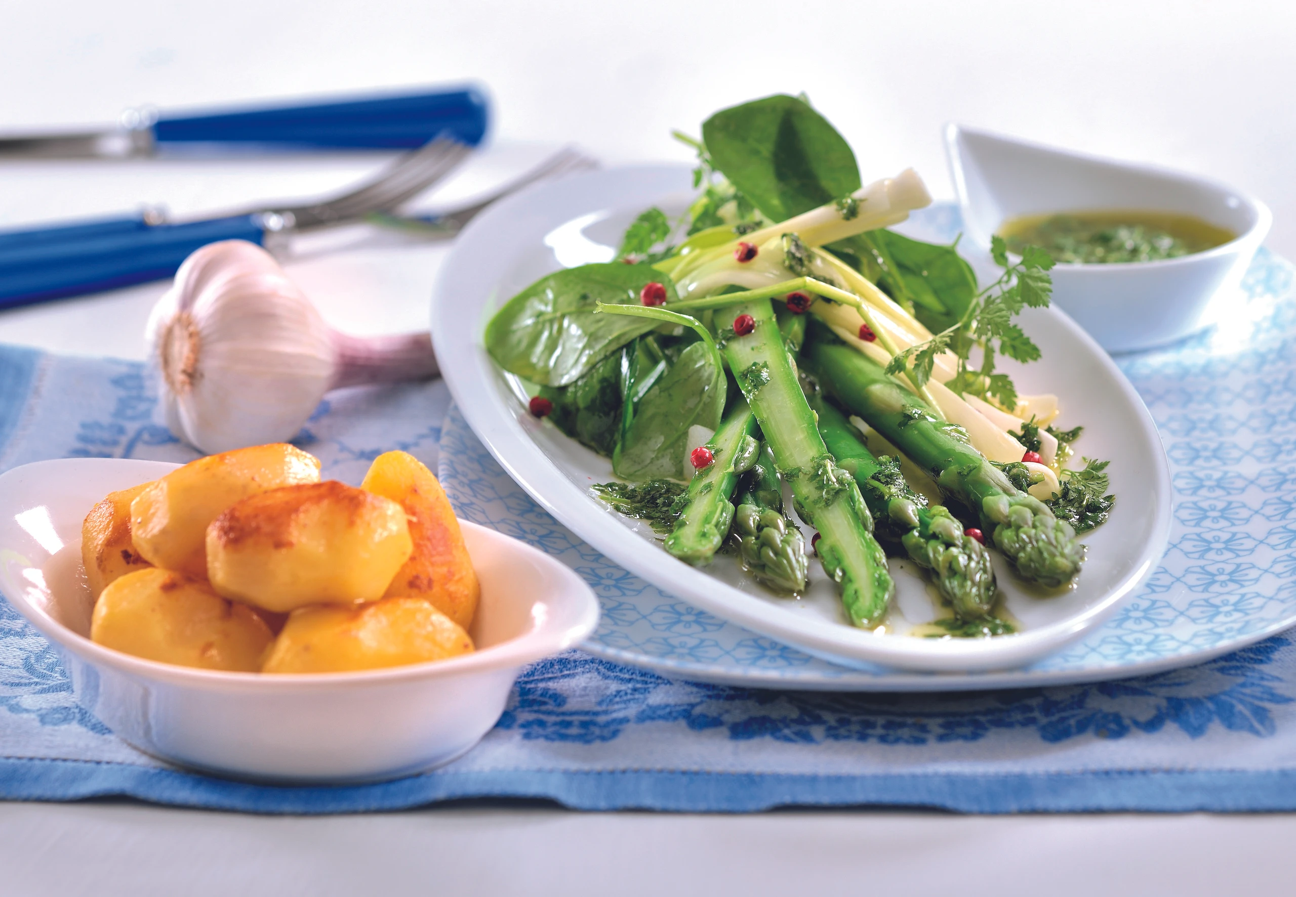 Spargel mit Spinat, Kerbelbutter und Heurigen