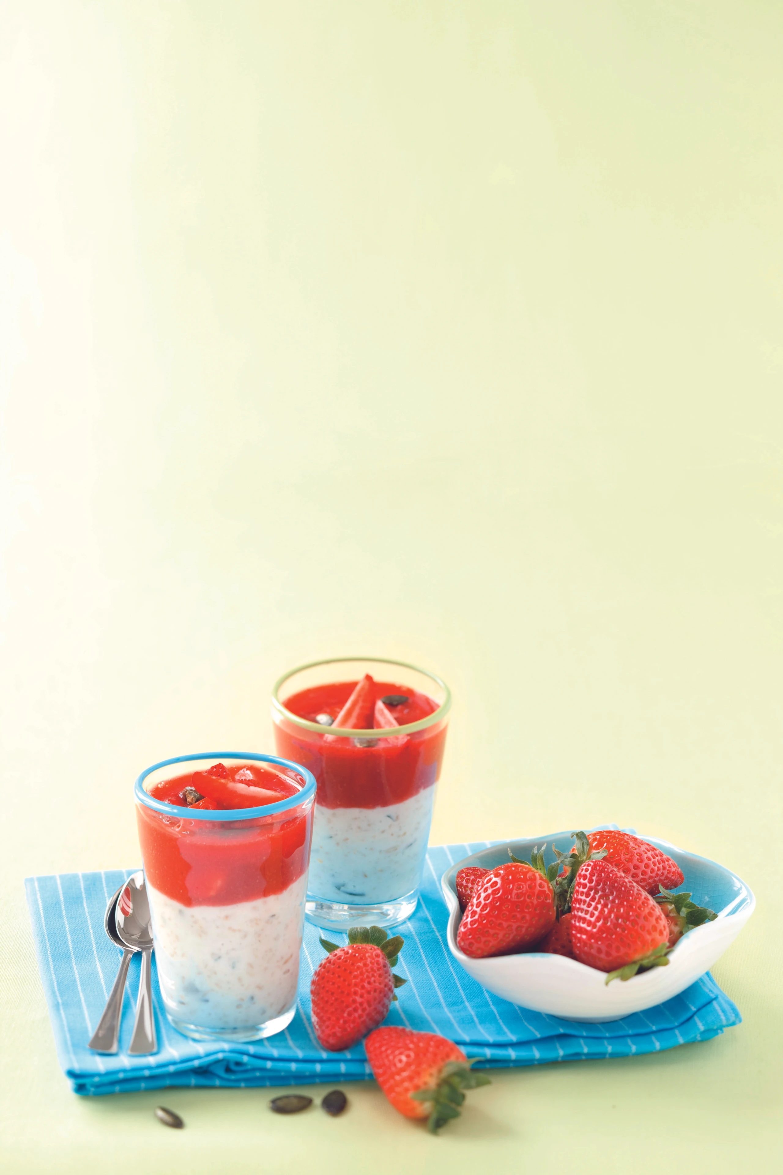 Joghurt-Porridge mit Erdbeersauce