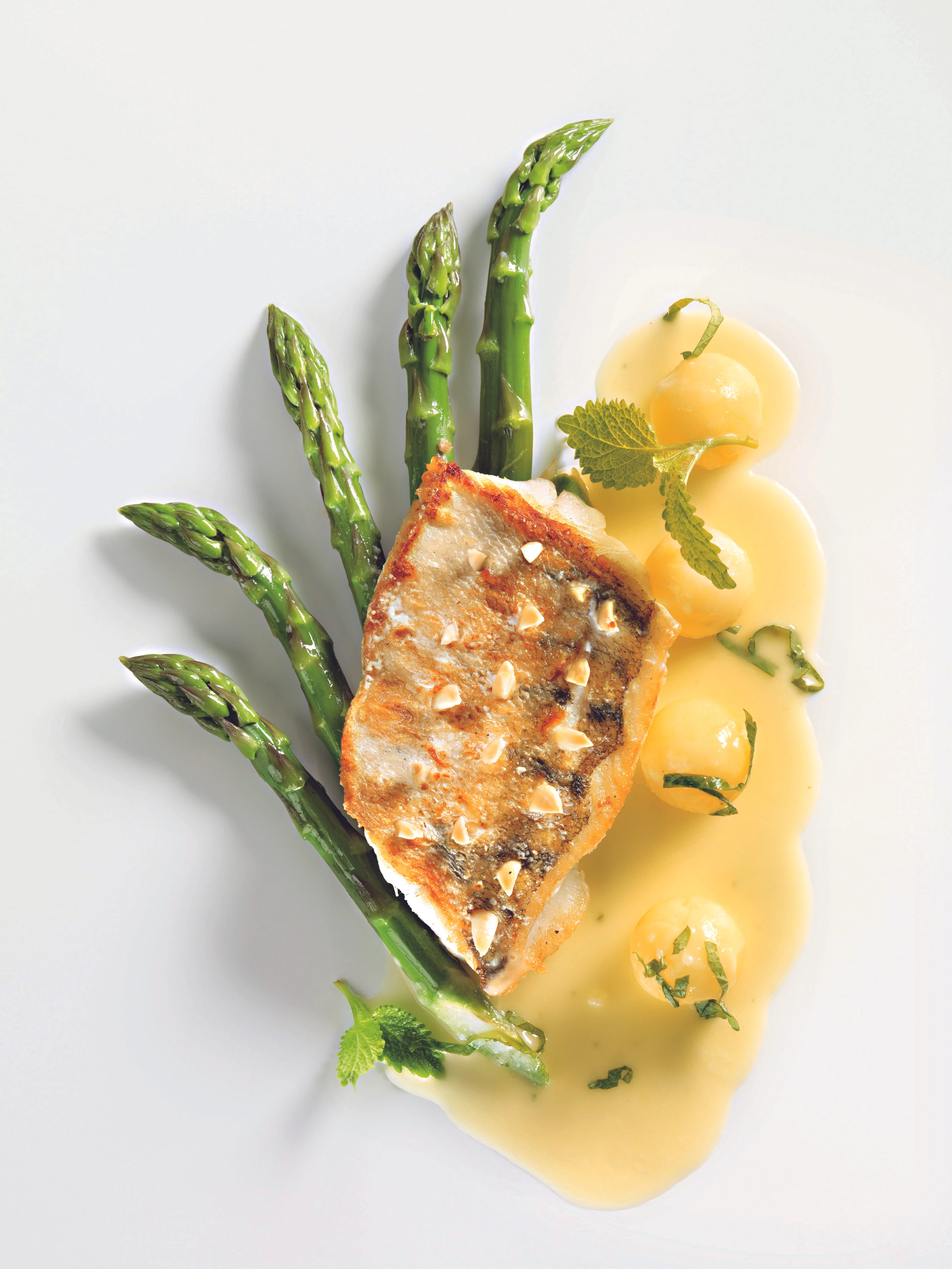 Zanderfilet mit Mandeln und Erdäpfel-Spargelgemüse
