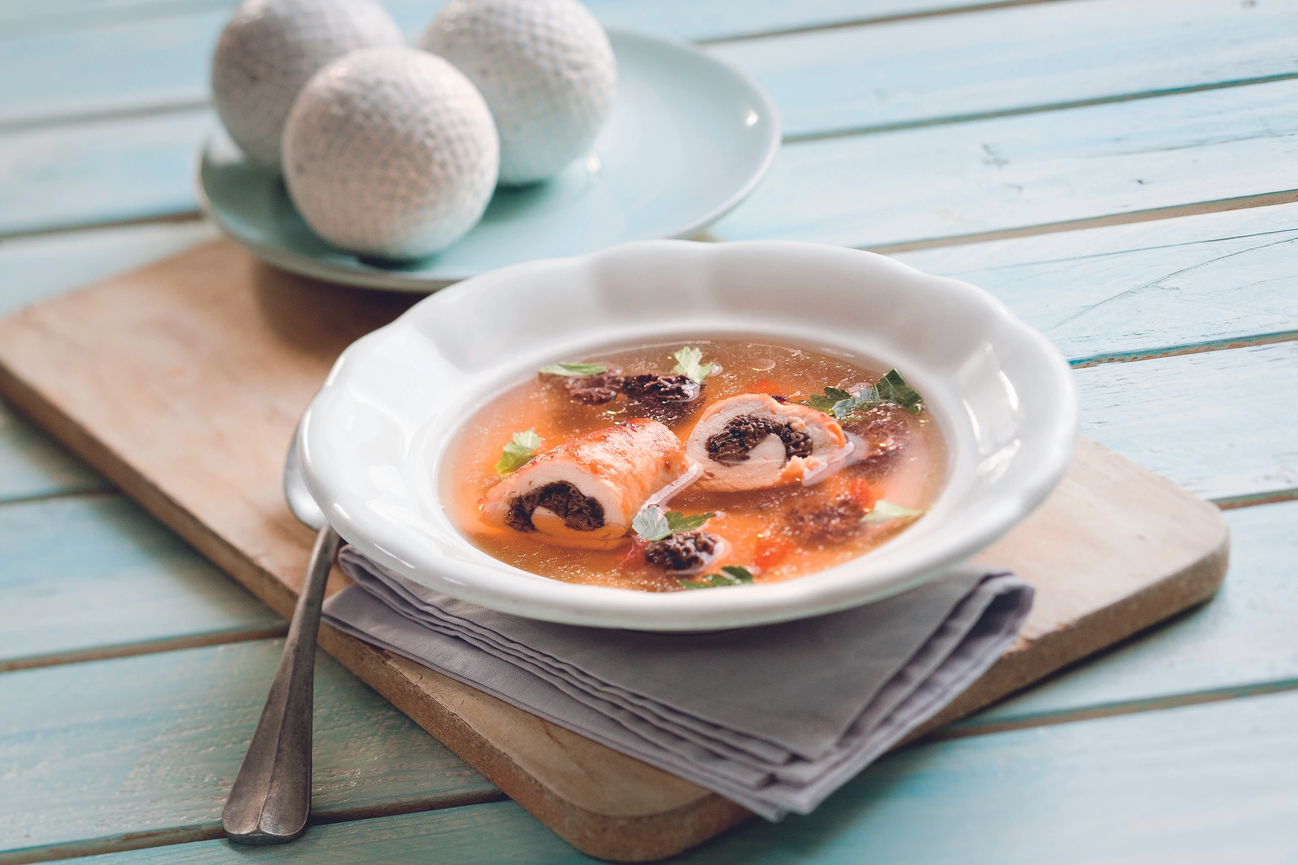 Hühner-Morchelsuppe mit Pilzröllchen