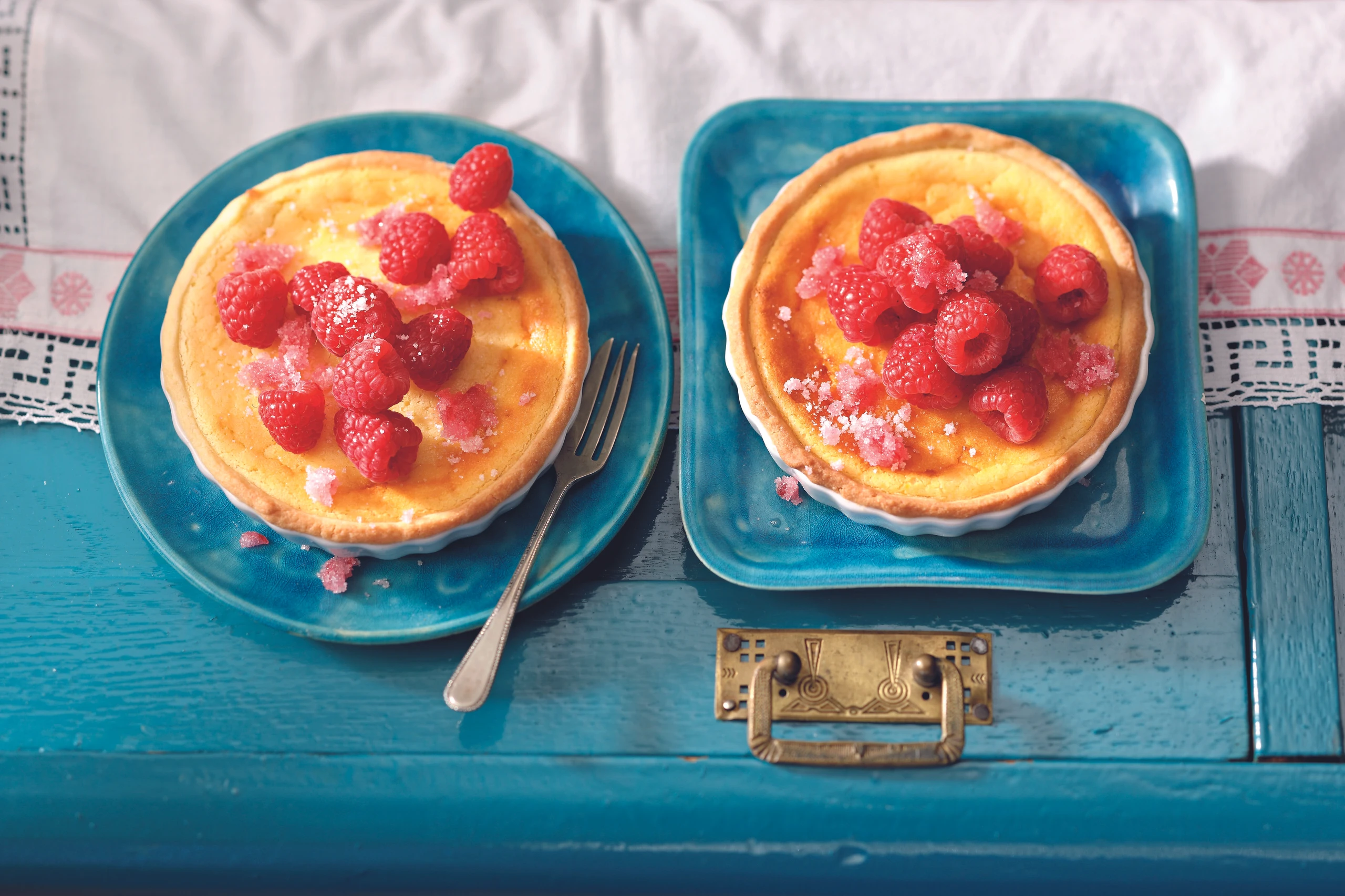 Holunder-Topfentörtchen mit Himbeeren
