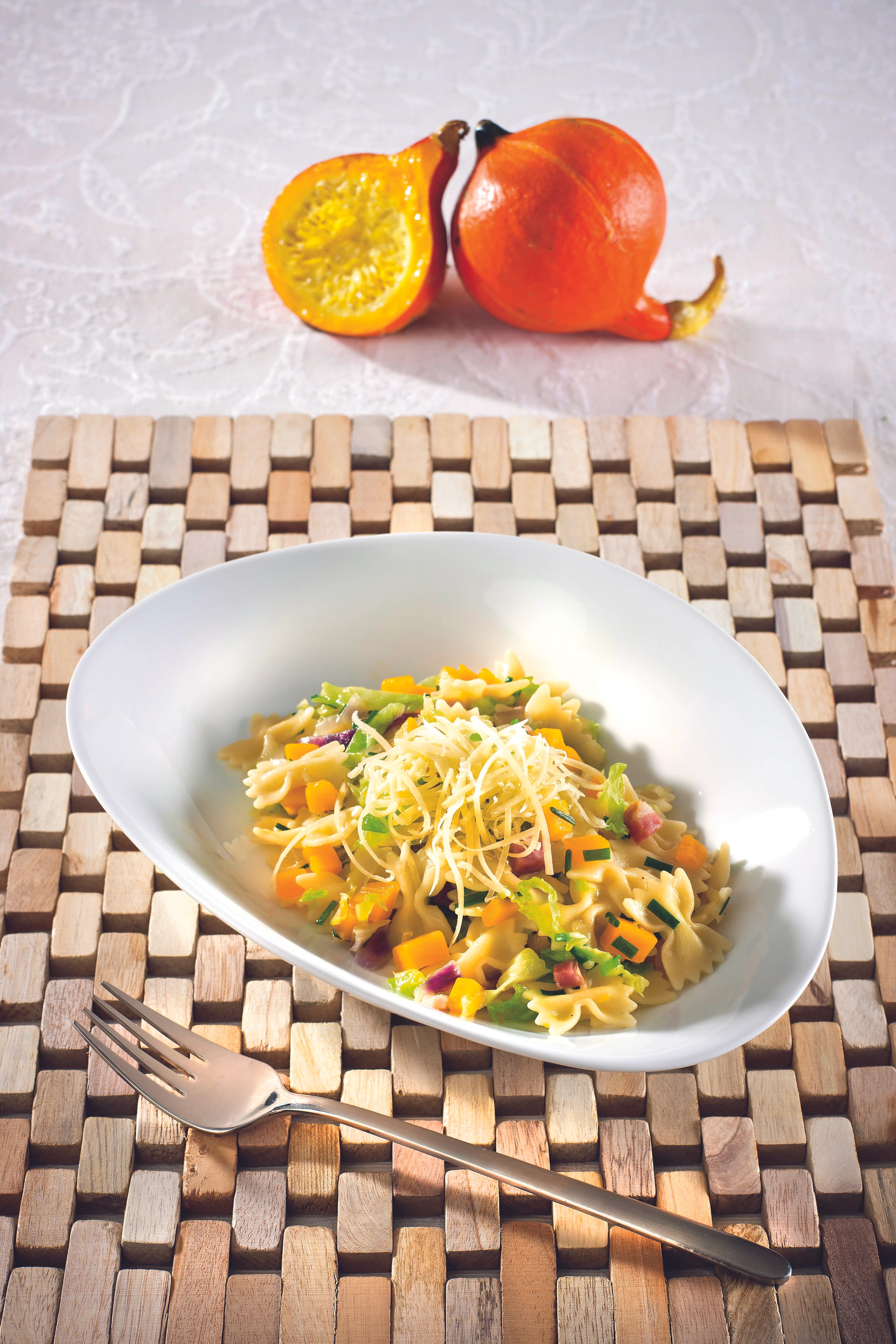 Farfalle mit Kürbis, Kohl und Speck