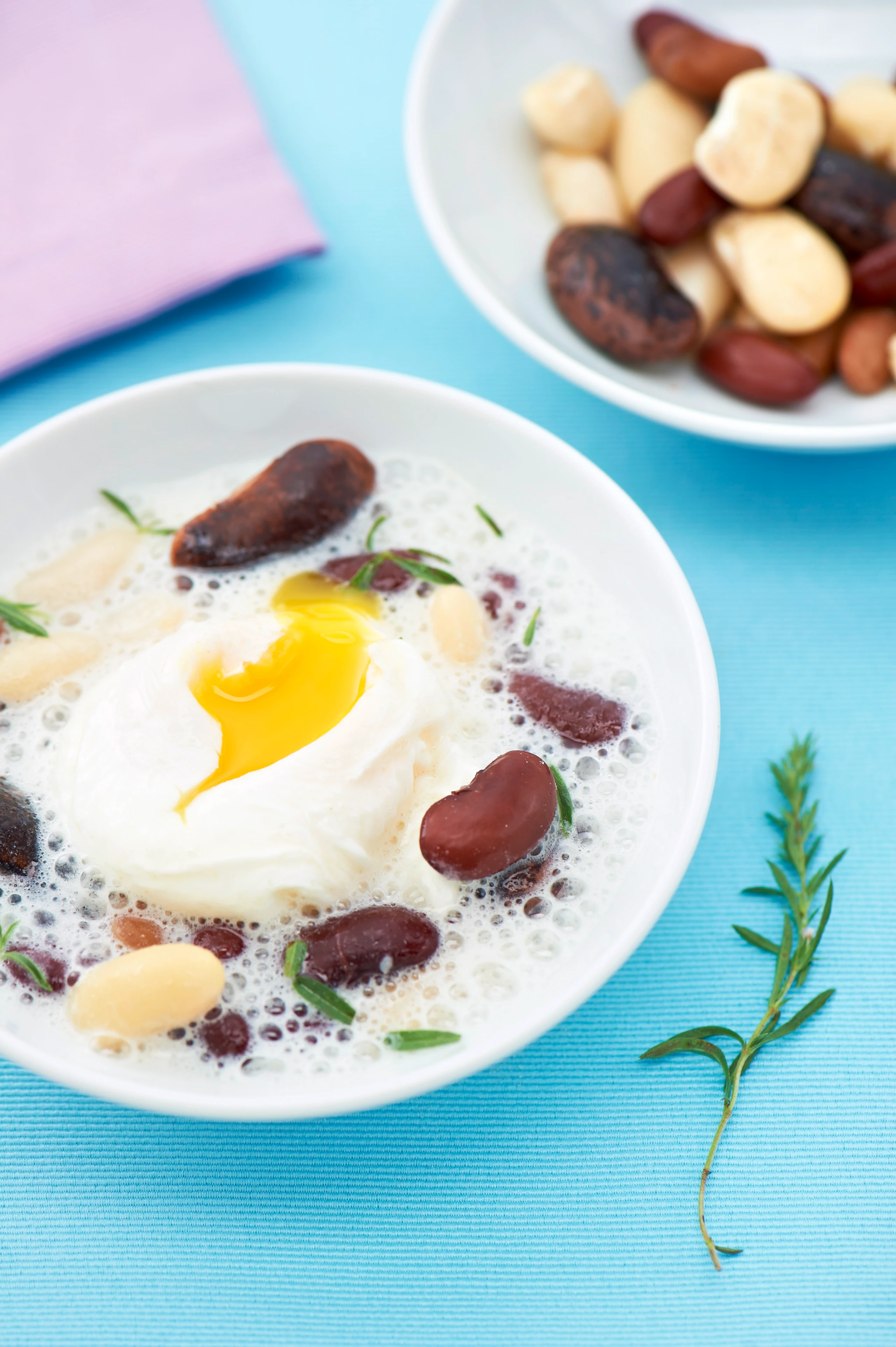 Sauermilch-Bohnensuppe mit pochiertem Ei