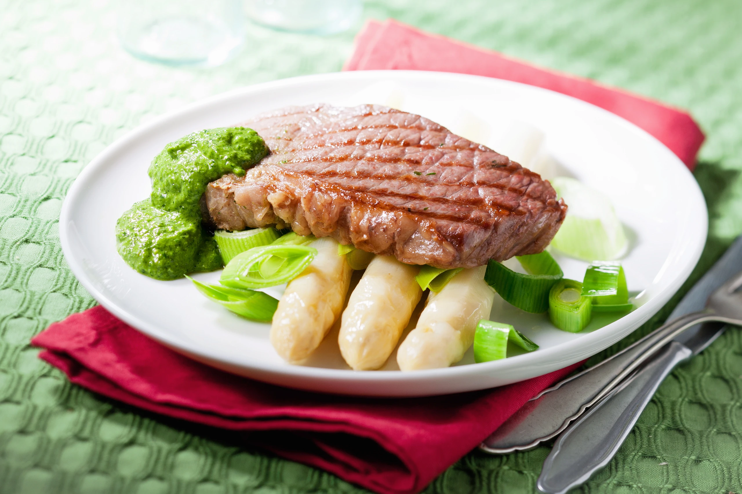 Gegrilltes Entrecôte mit Spargel und Salsa verde