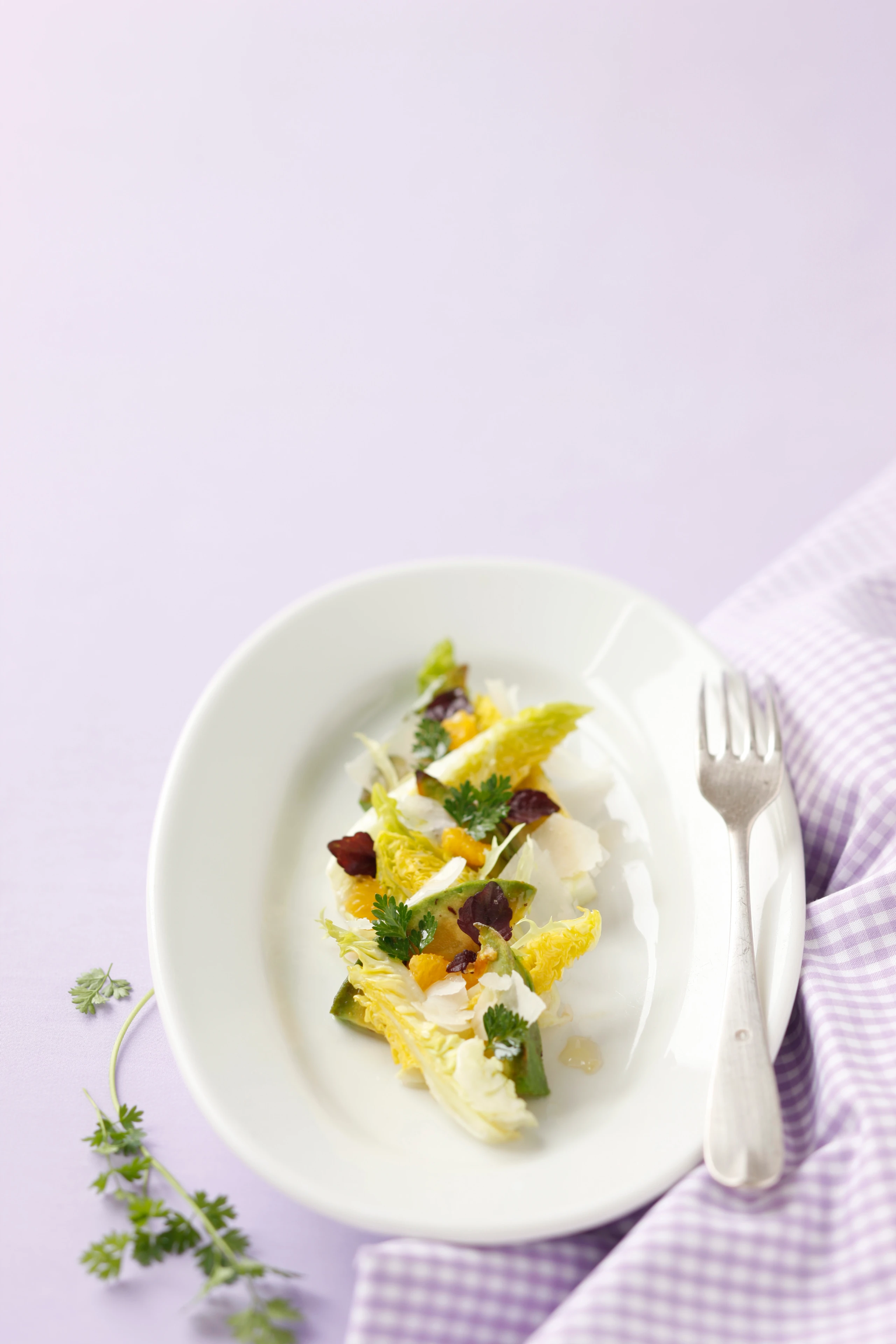 Exotischer Salat mit Avocado und Orange