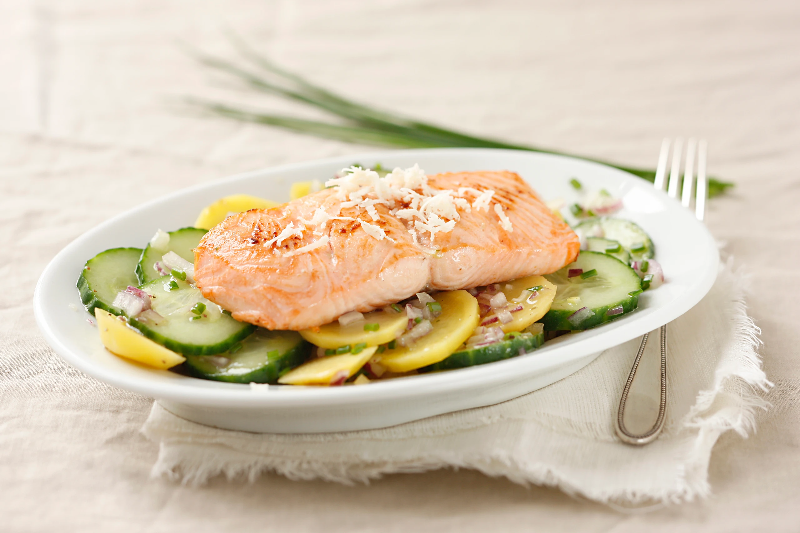 Lachsfilet mit Erdäpfel-Gurkensalat