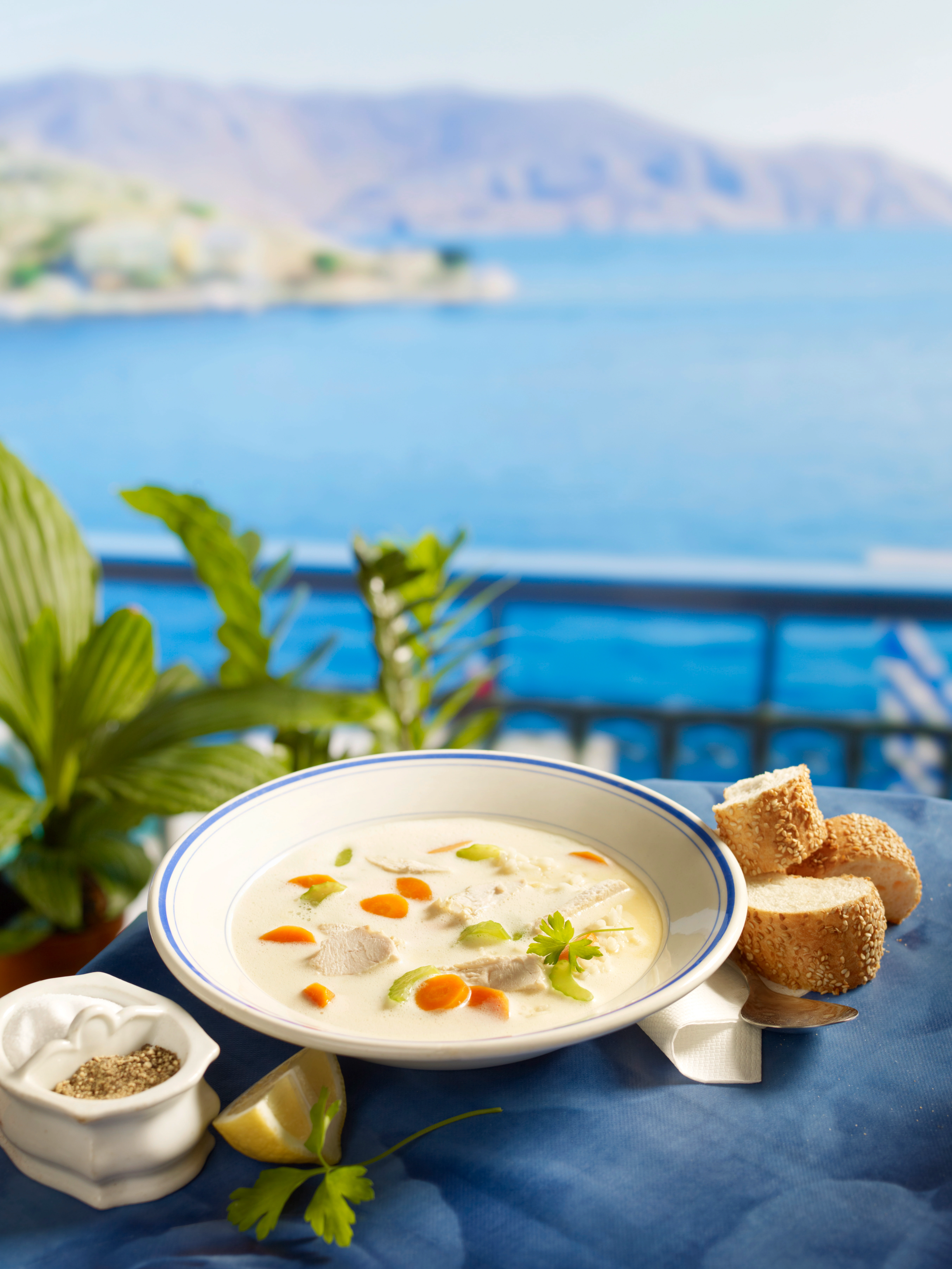 Kotósoupa Avgolémono: Griechische Hühnersuppe • Rezept