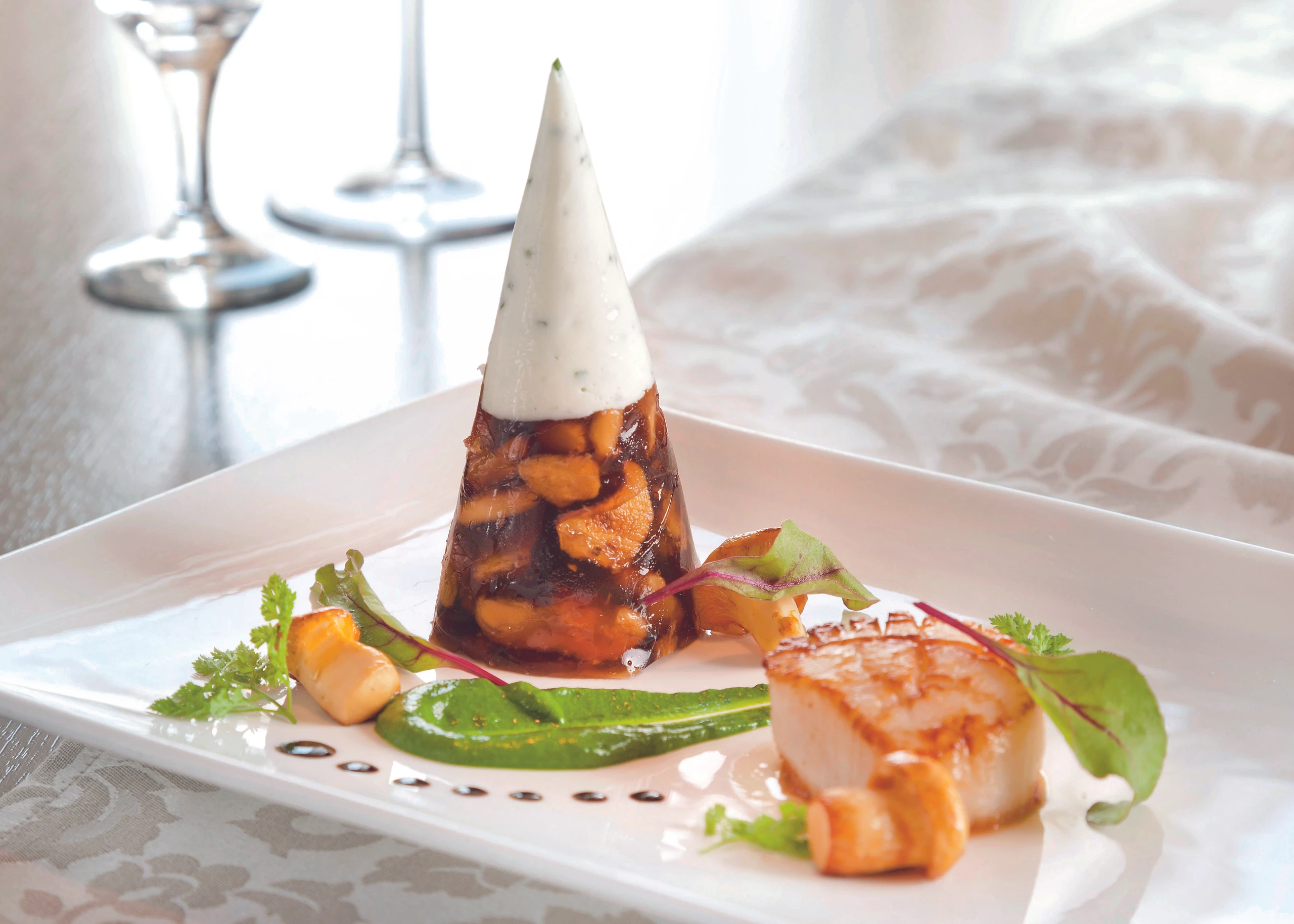 Schwammerlsülzchen mit Jakobsmuschel