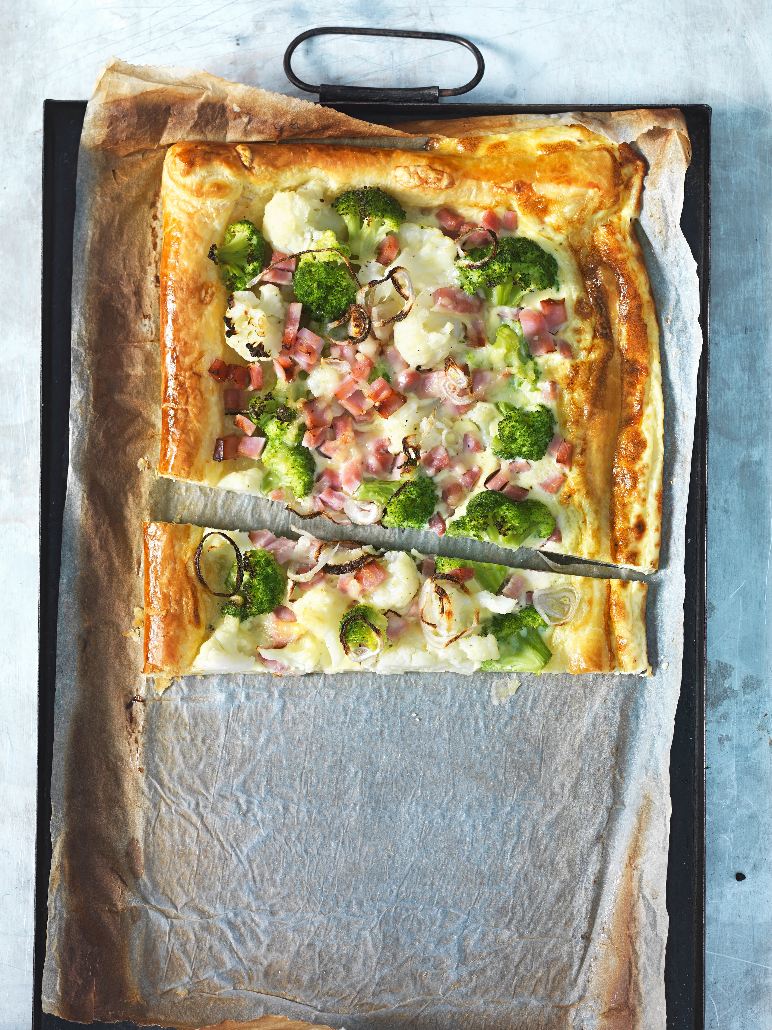 Blätterteig-Pizza mit Brokkoli, Karfiol und Schinken