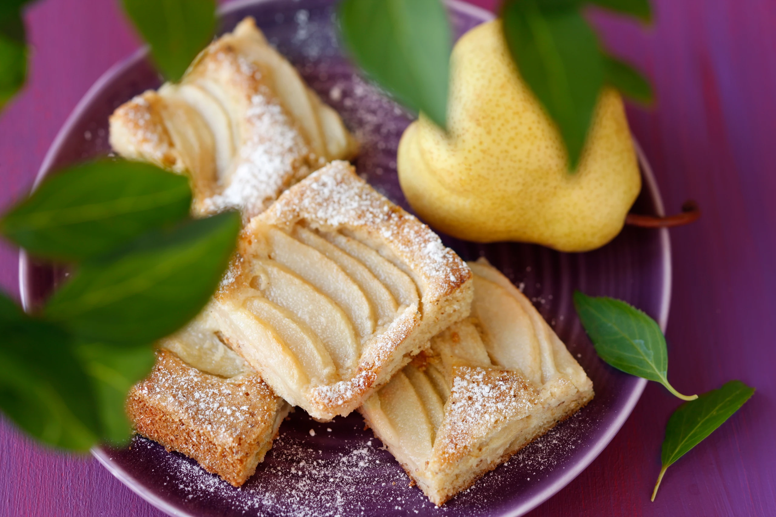 Blechkuchen mit Birnen und weißem Mohn
