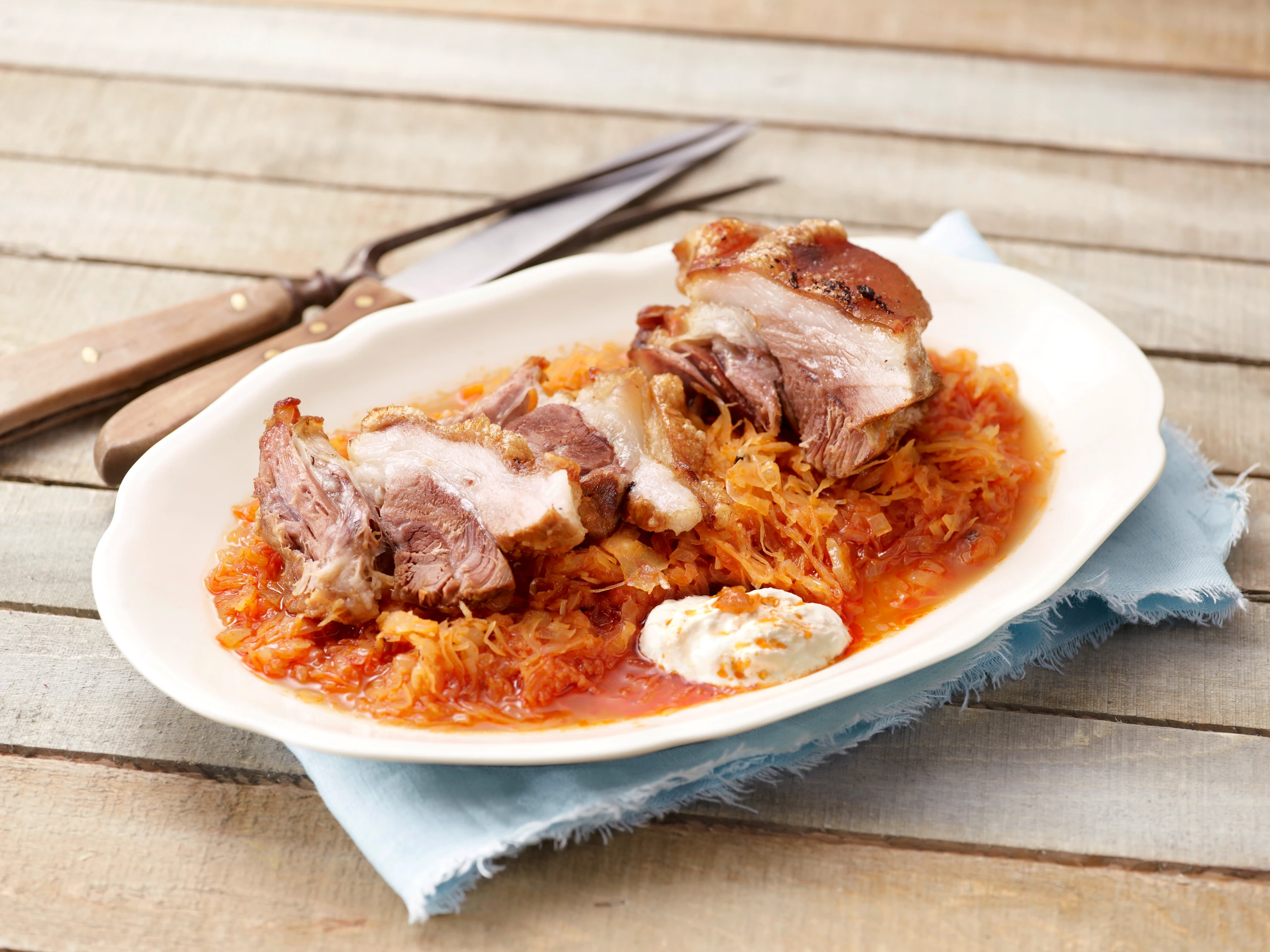 Schmorstelze auf Sauerkraut