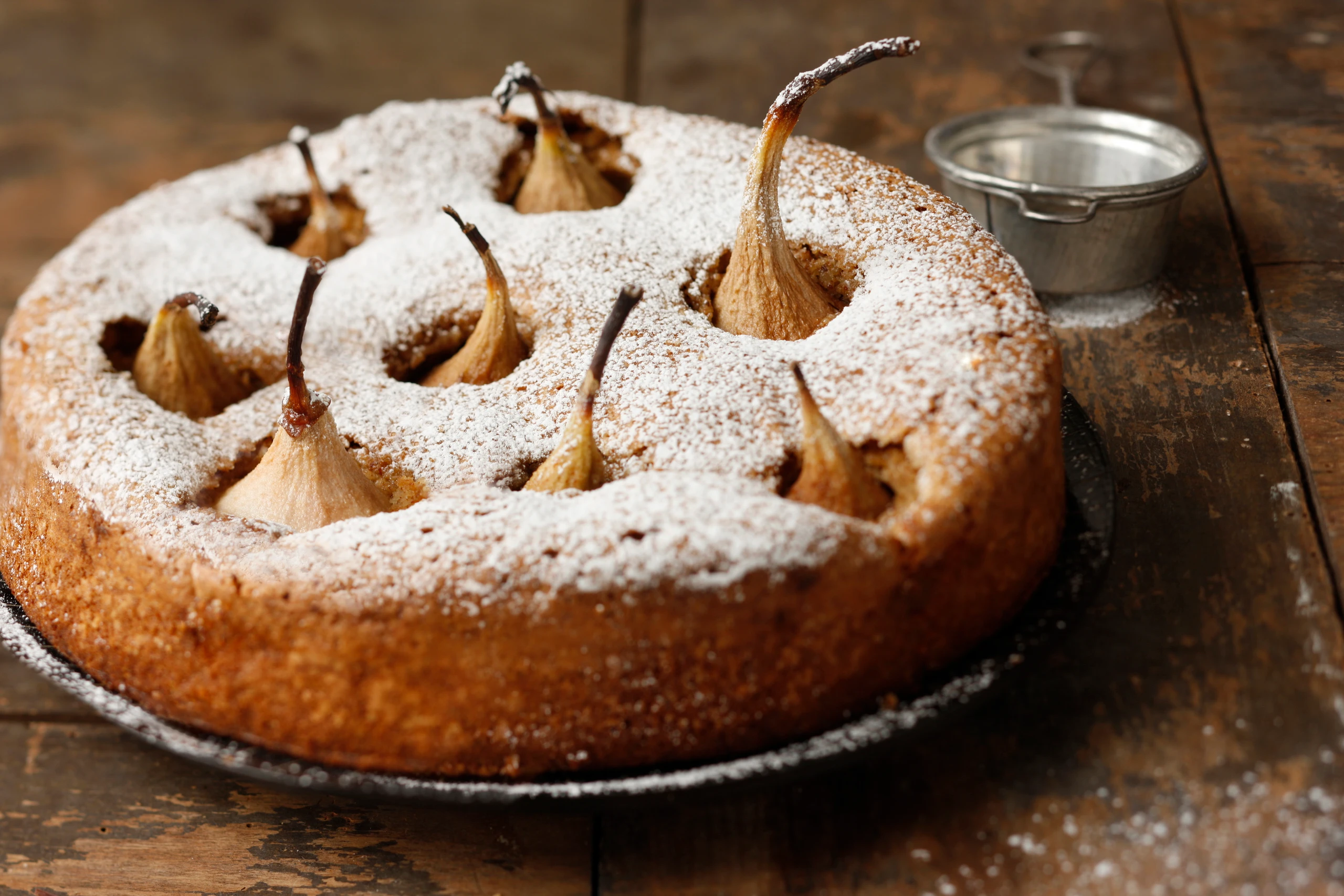 Hirse-Mandelkuchen mit Birnen