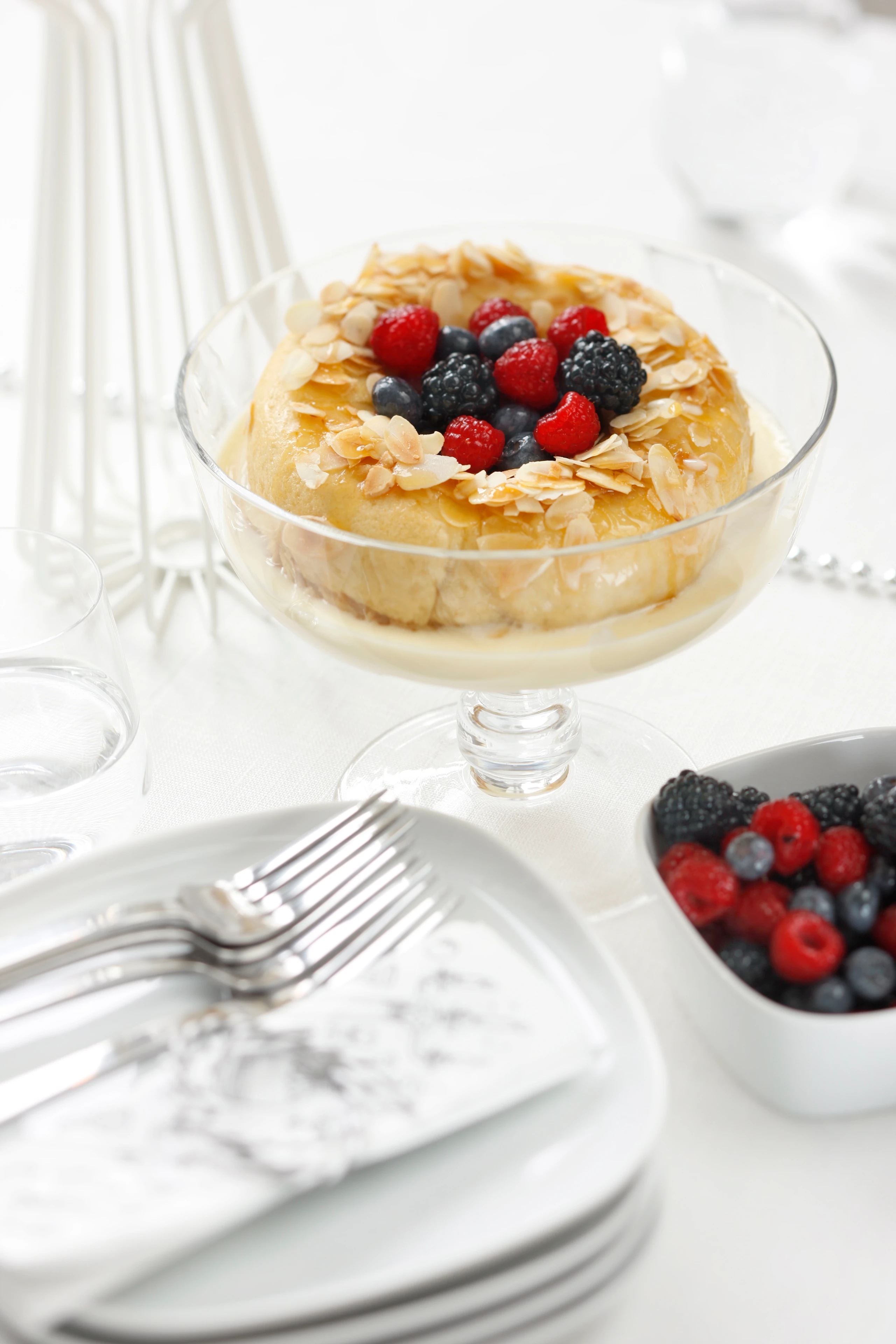 Mandelsavarin mit Beeren