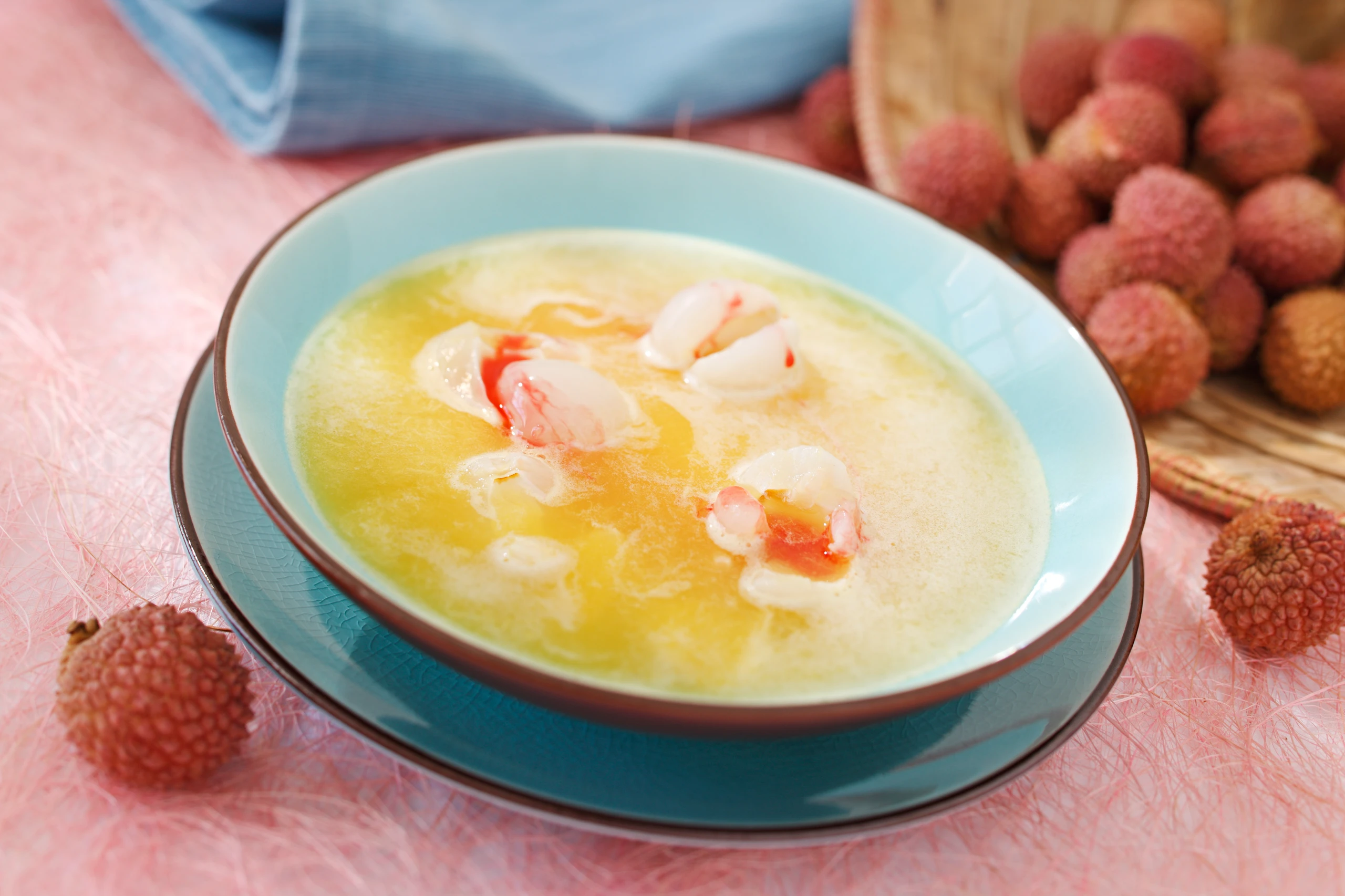 Süße Litschi-Ananas-Suppe