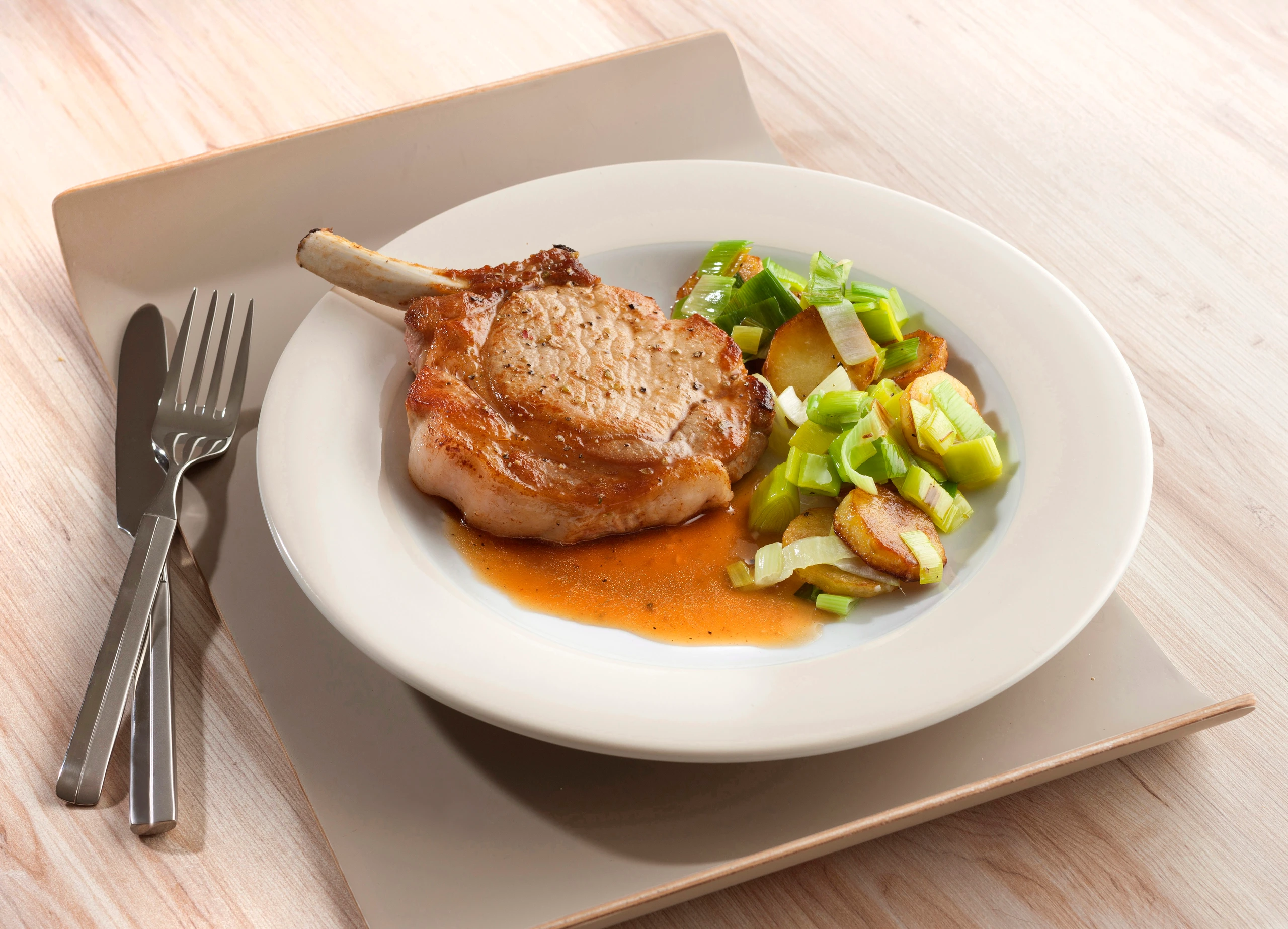 Schweinskotelett mit Kümmelsauce